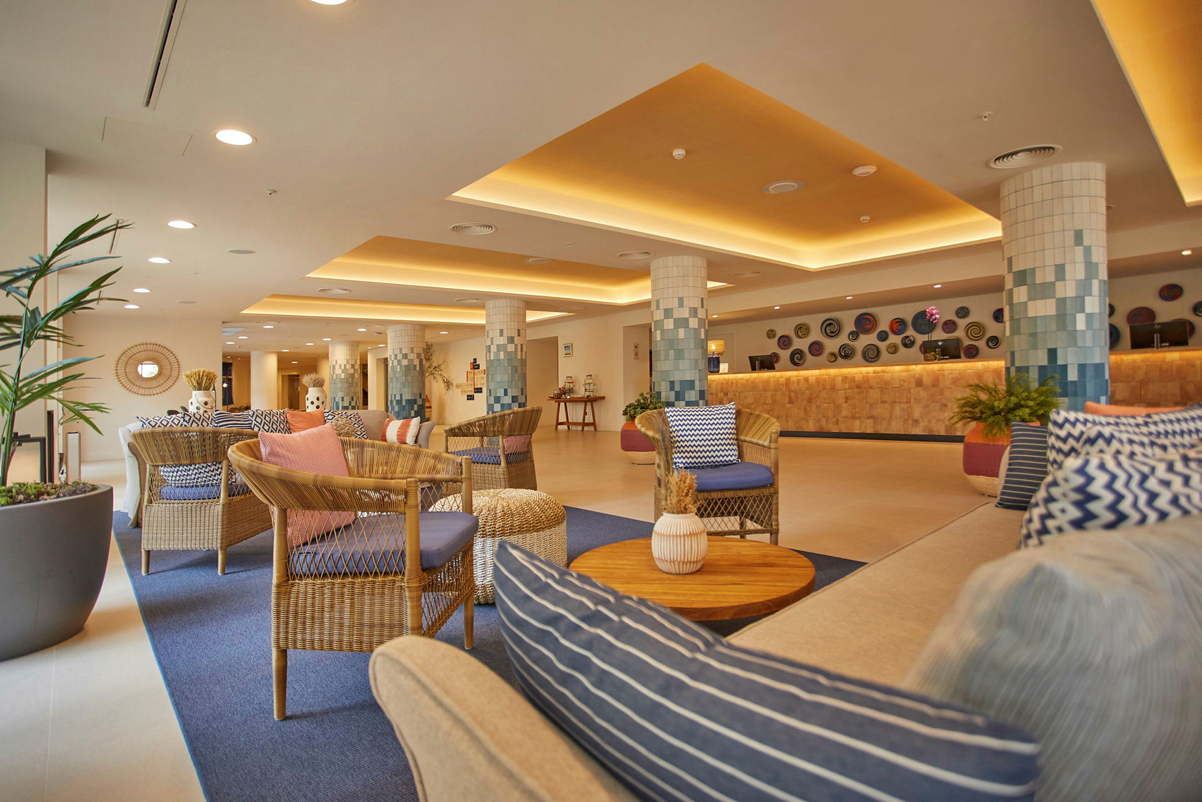 En hotellobby med sittgrupper och reception. (AI-genererad text)