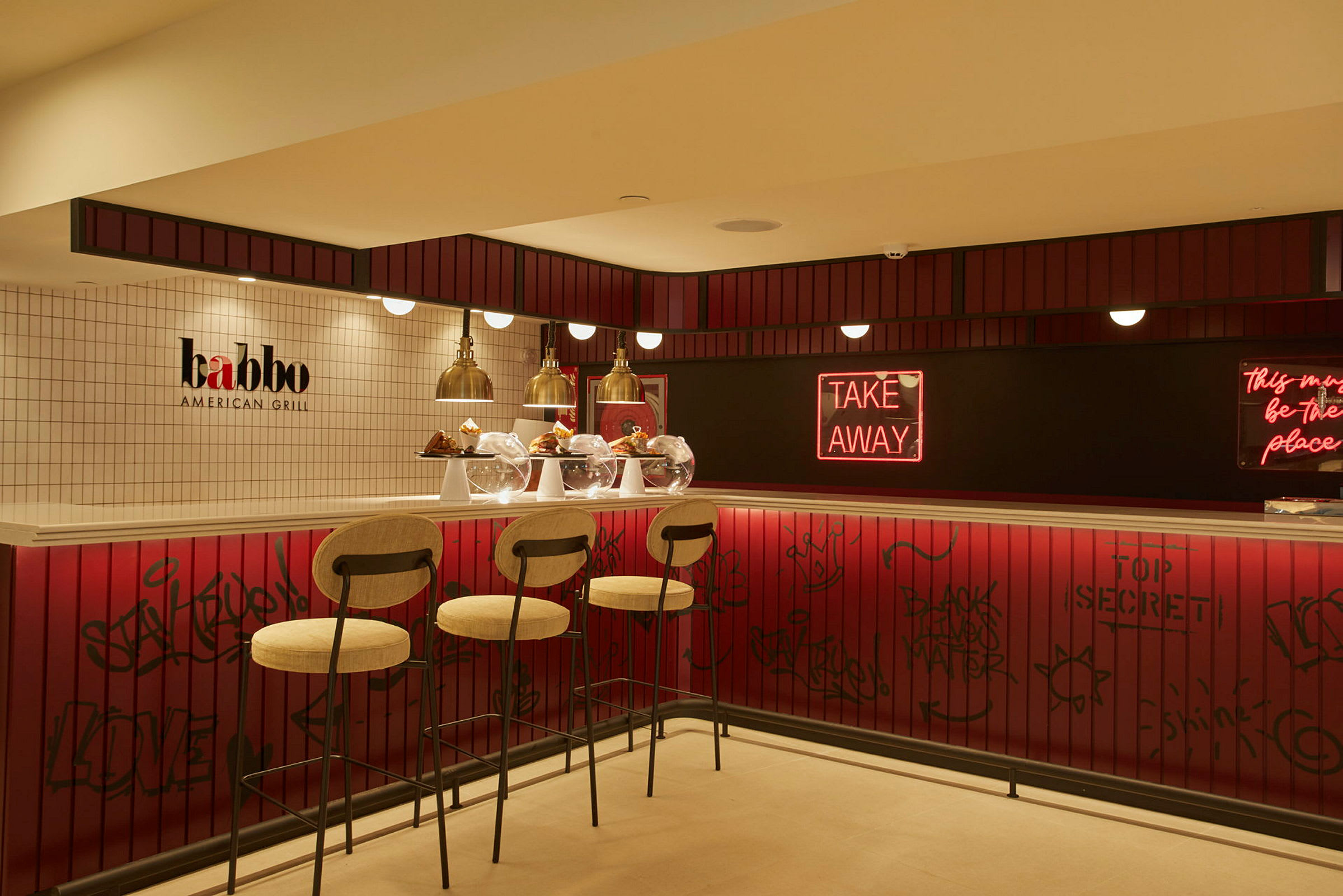 Interiör av en amerikansk grill med en bardisk, stolar och dekorationer. (AI-genererad text)