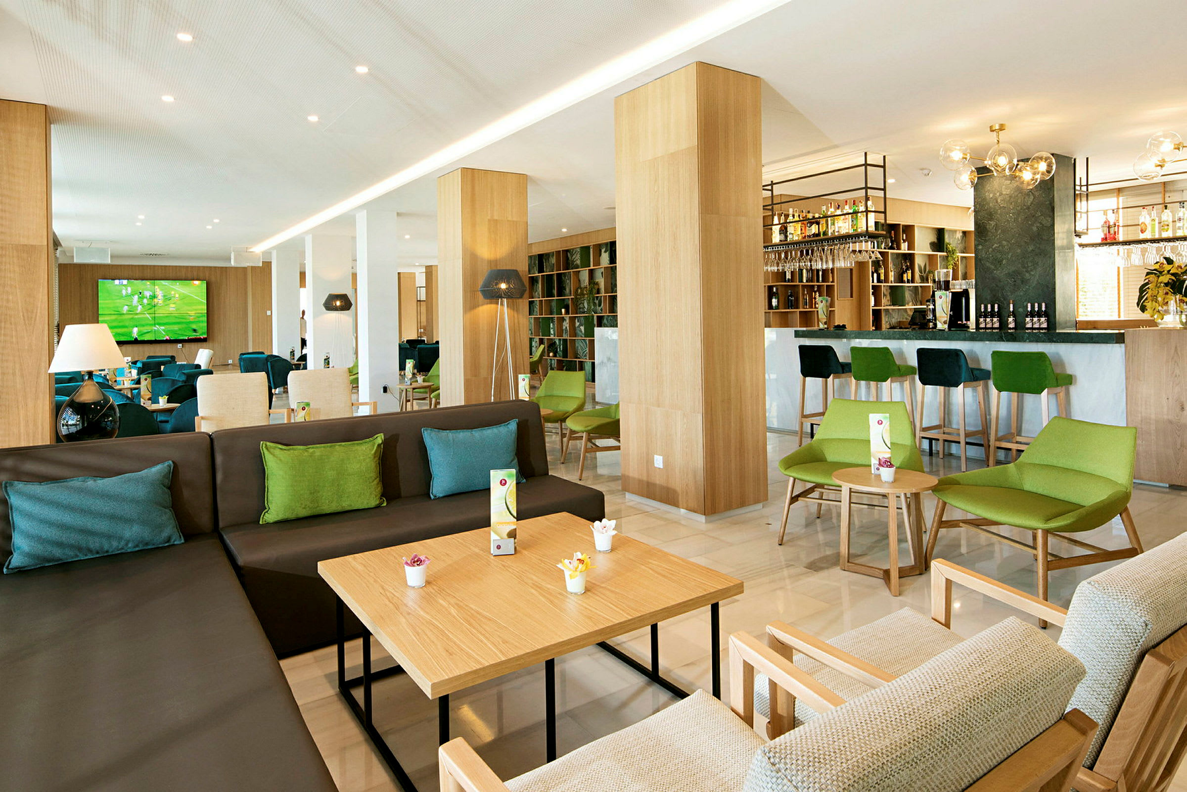 Bild av en modern hotellounge med bar och sittplatser. (AI-genererad text)