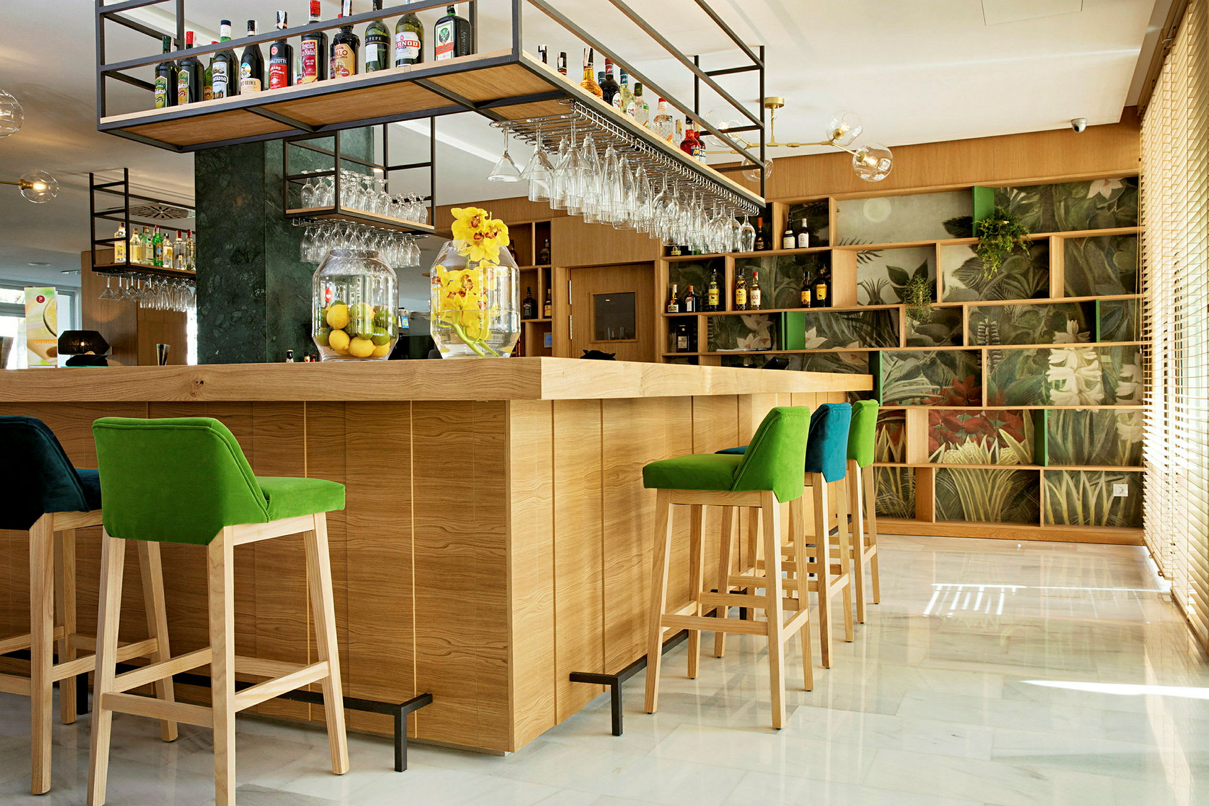 Modern hotellbar med färgglada höga stolar, träpanel och hyllor dekorerade med växtmotiv. (AI-genererad text)