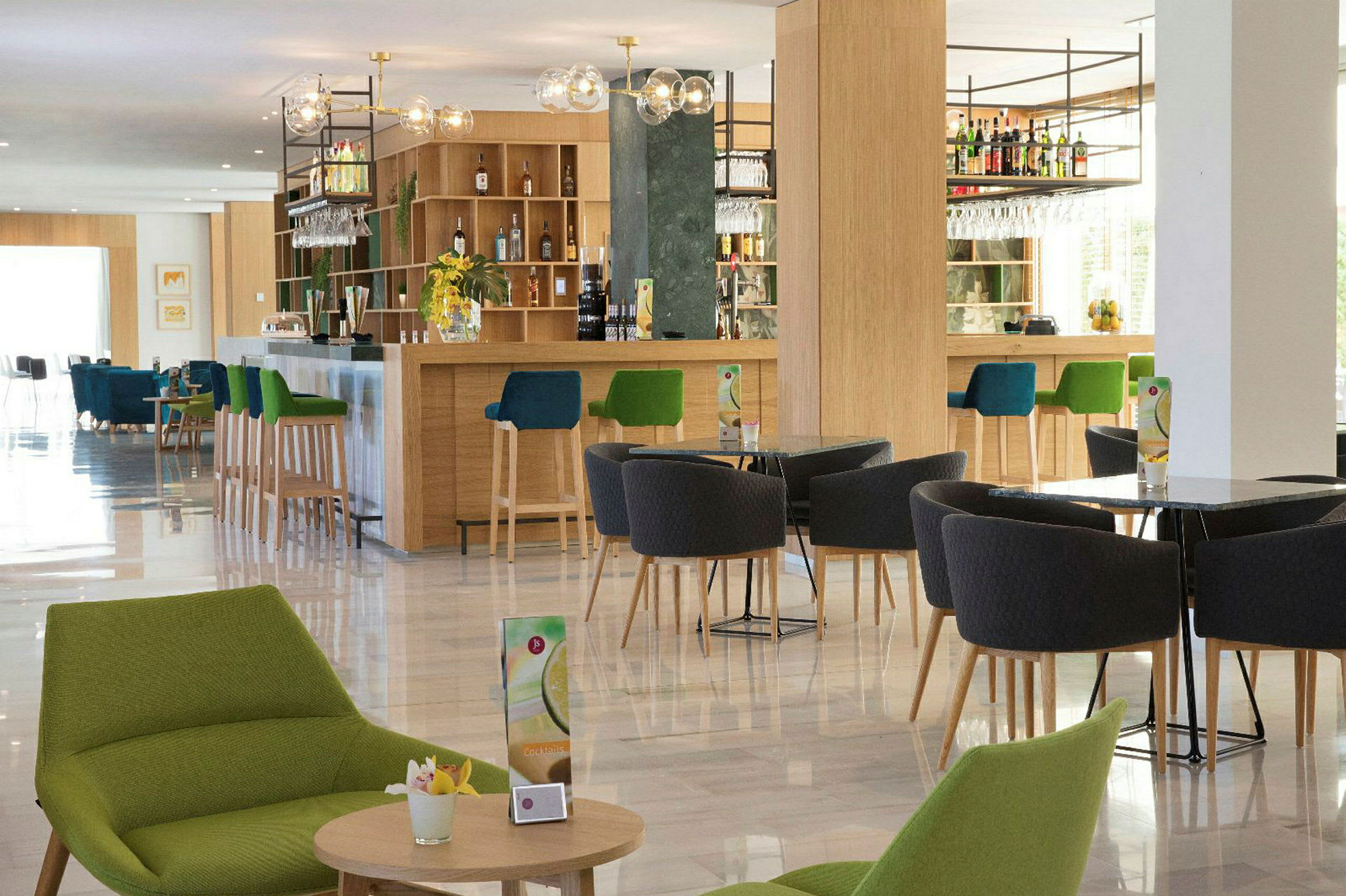 Bild av en hotellbar med moderna sittmöbler, bord och dekorativ belysning. (AI-genererad text)