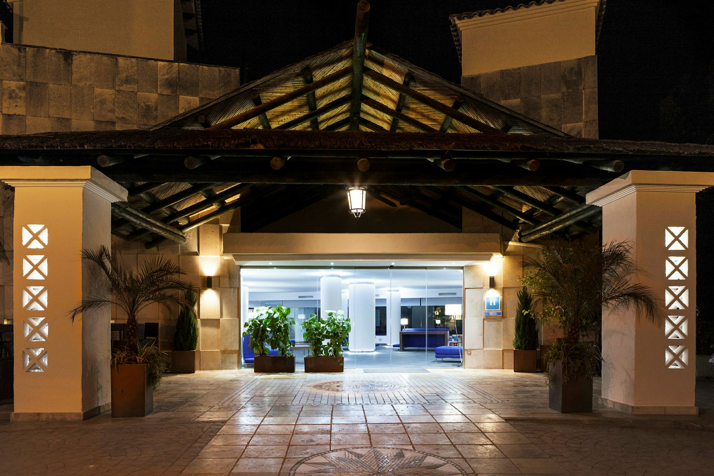 Hotellentré med belysning kvällstid. (AI-genererad text)