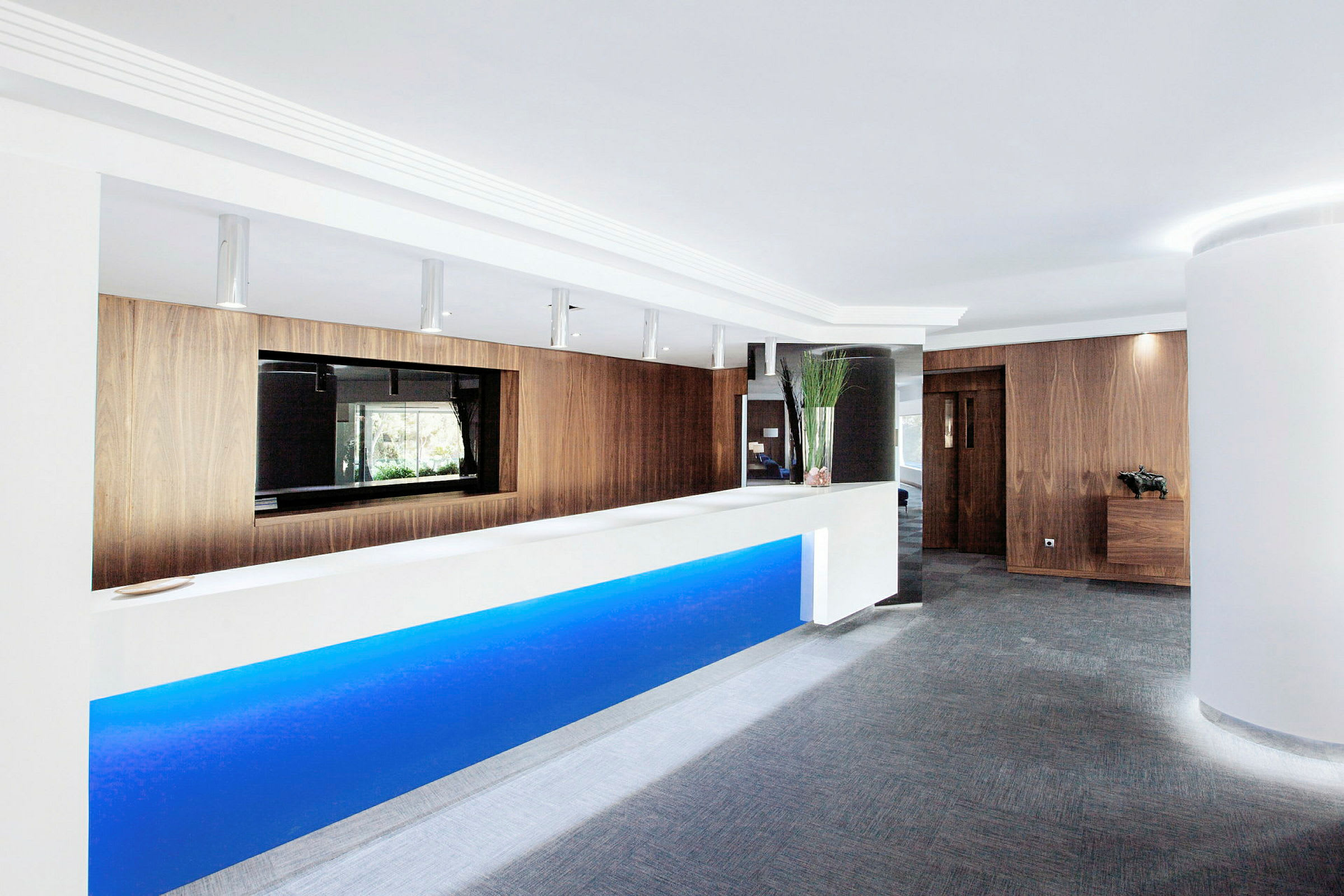 Hotellreception med en modern design och träinredning. (AI-genererad text)