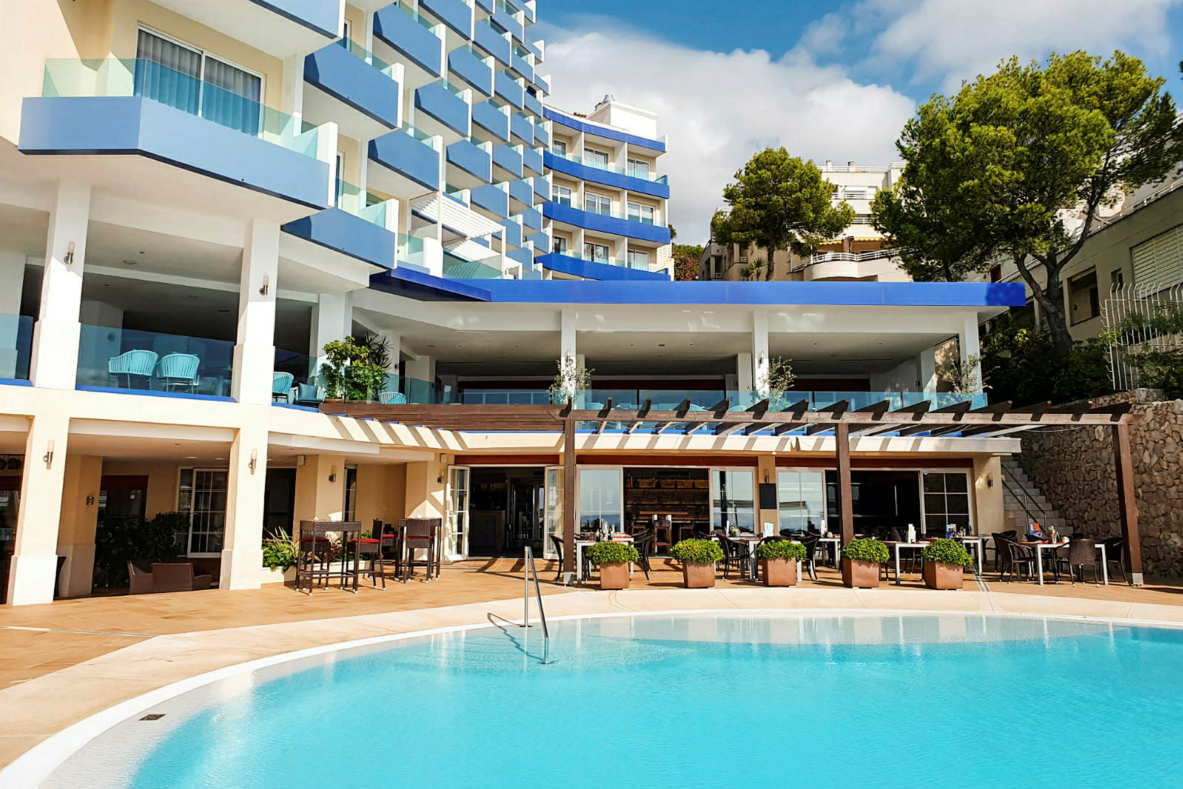 Hotell med pool och terrass. (AI-genererad text)