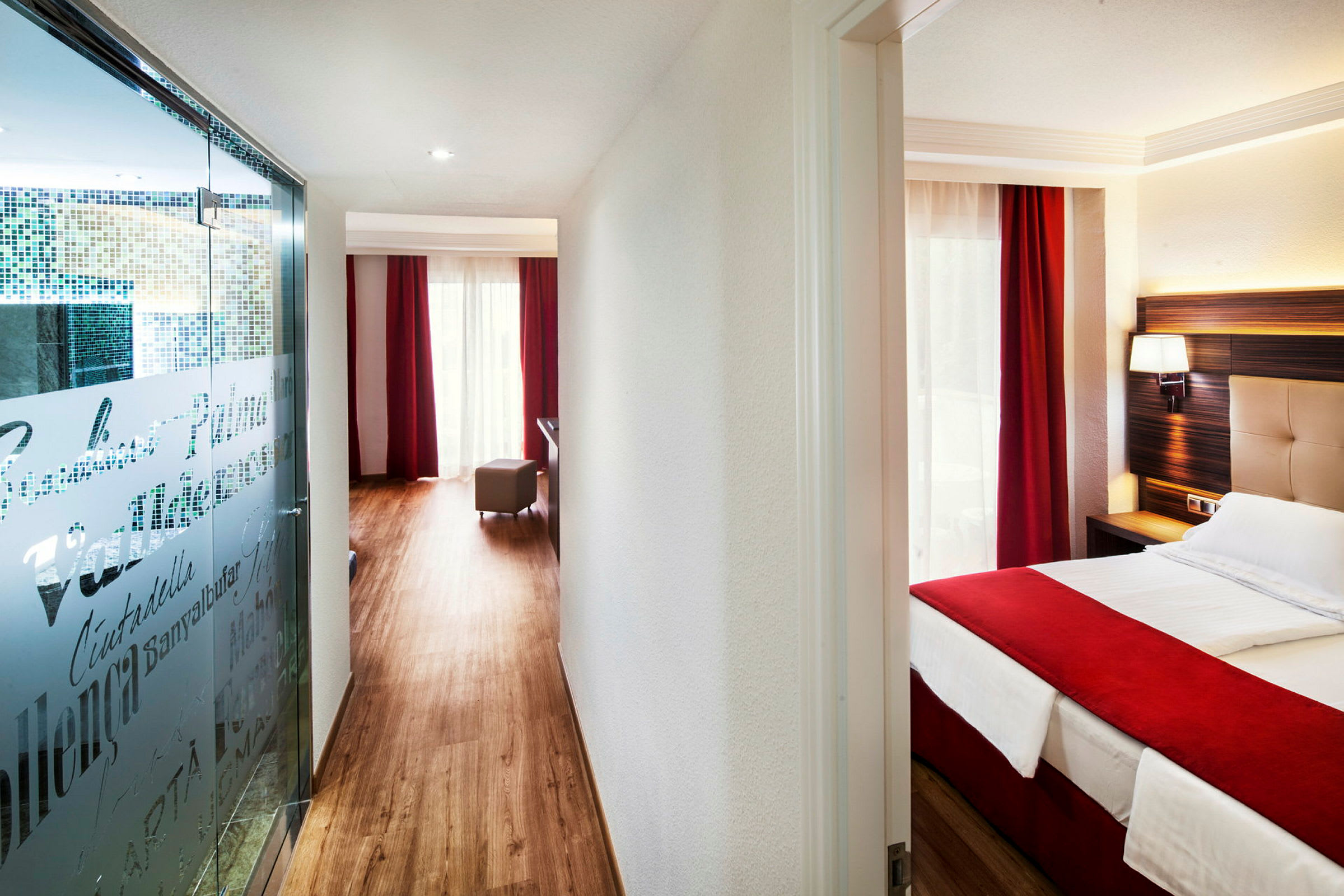 Hotellrum med en säng och röda gardiner. (AI-genererad text)