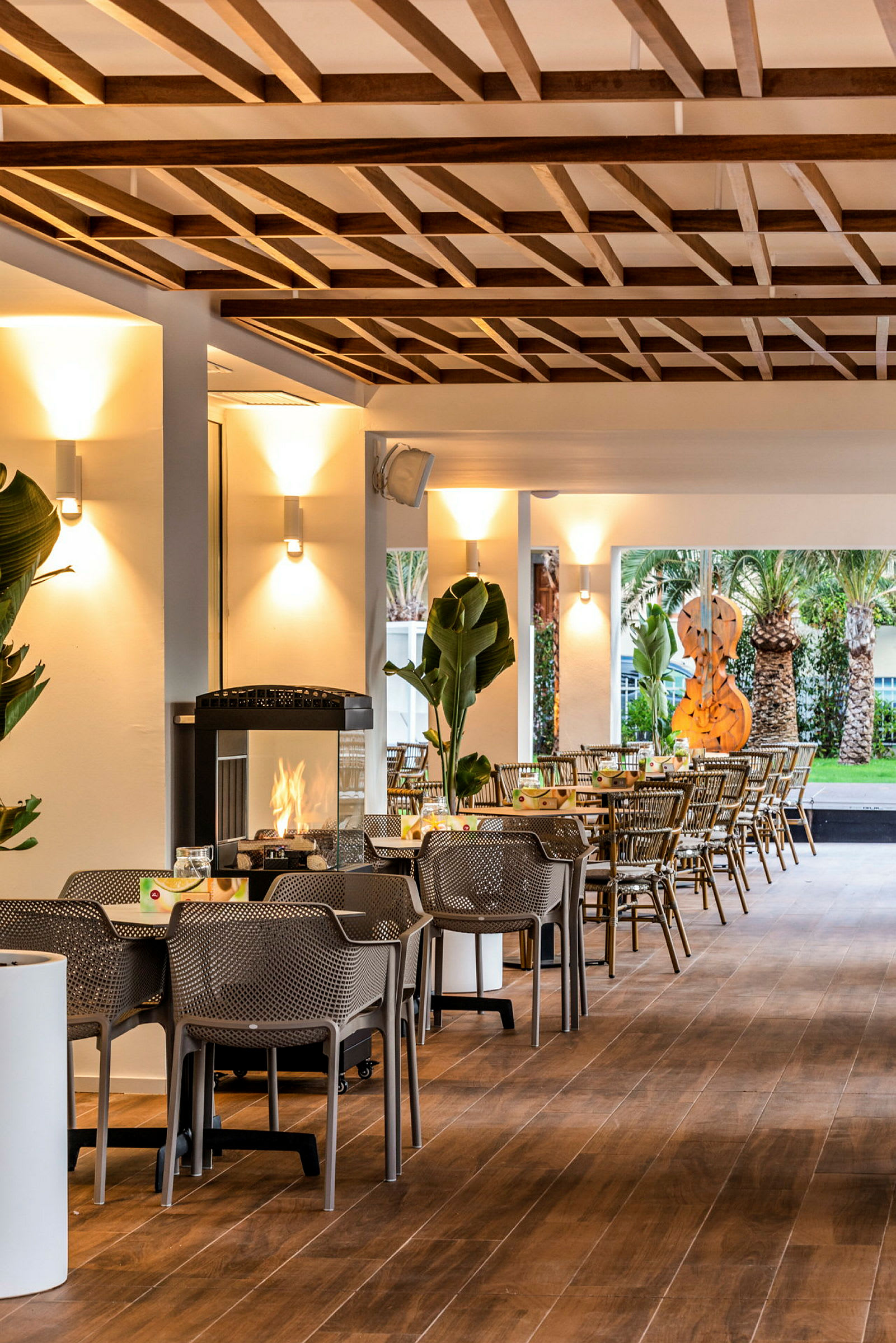 Modern och elegant restaurang med sittplatser och öppen spis. (AI-genererad text)