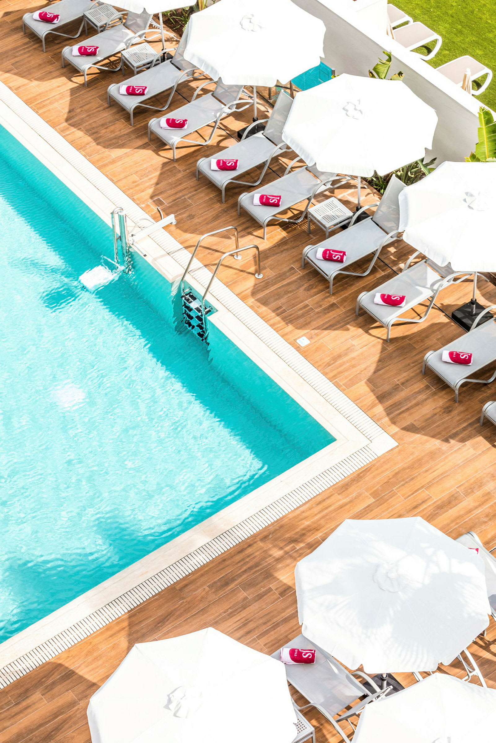 Poolområde med solstolar och parasoller. (AI-genererad text)