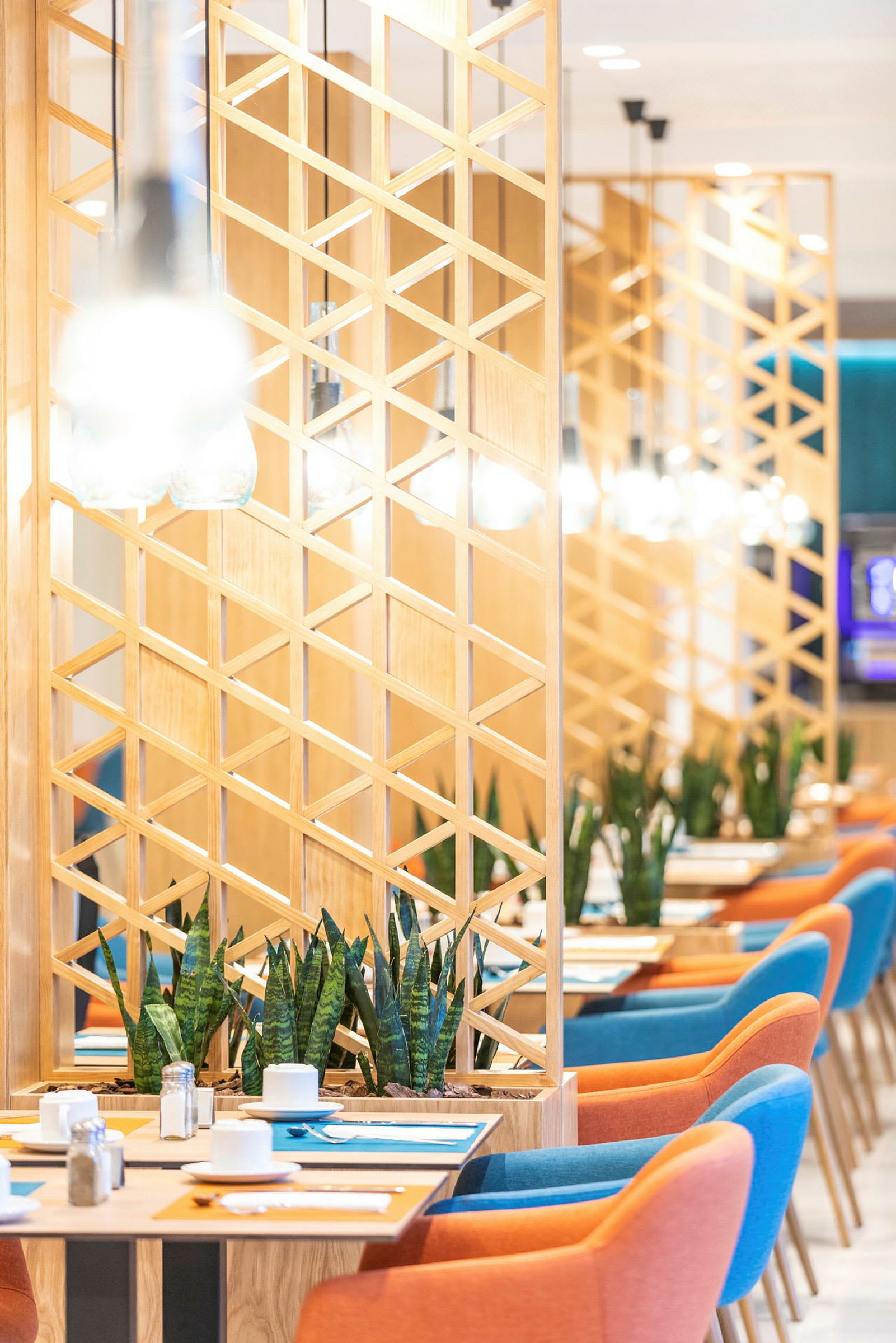 Restaurang med färgglada stolar och bord med dekorationer. (AI-genererad text)