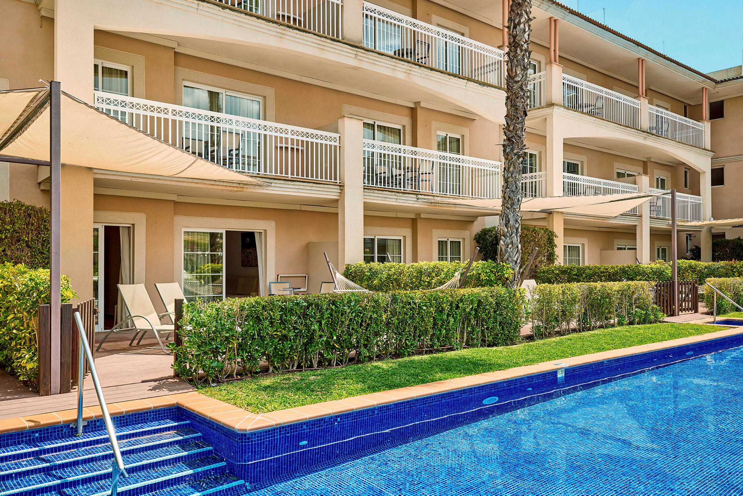 Dubbletttrum med poolaccess till gemensam pool