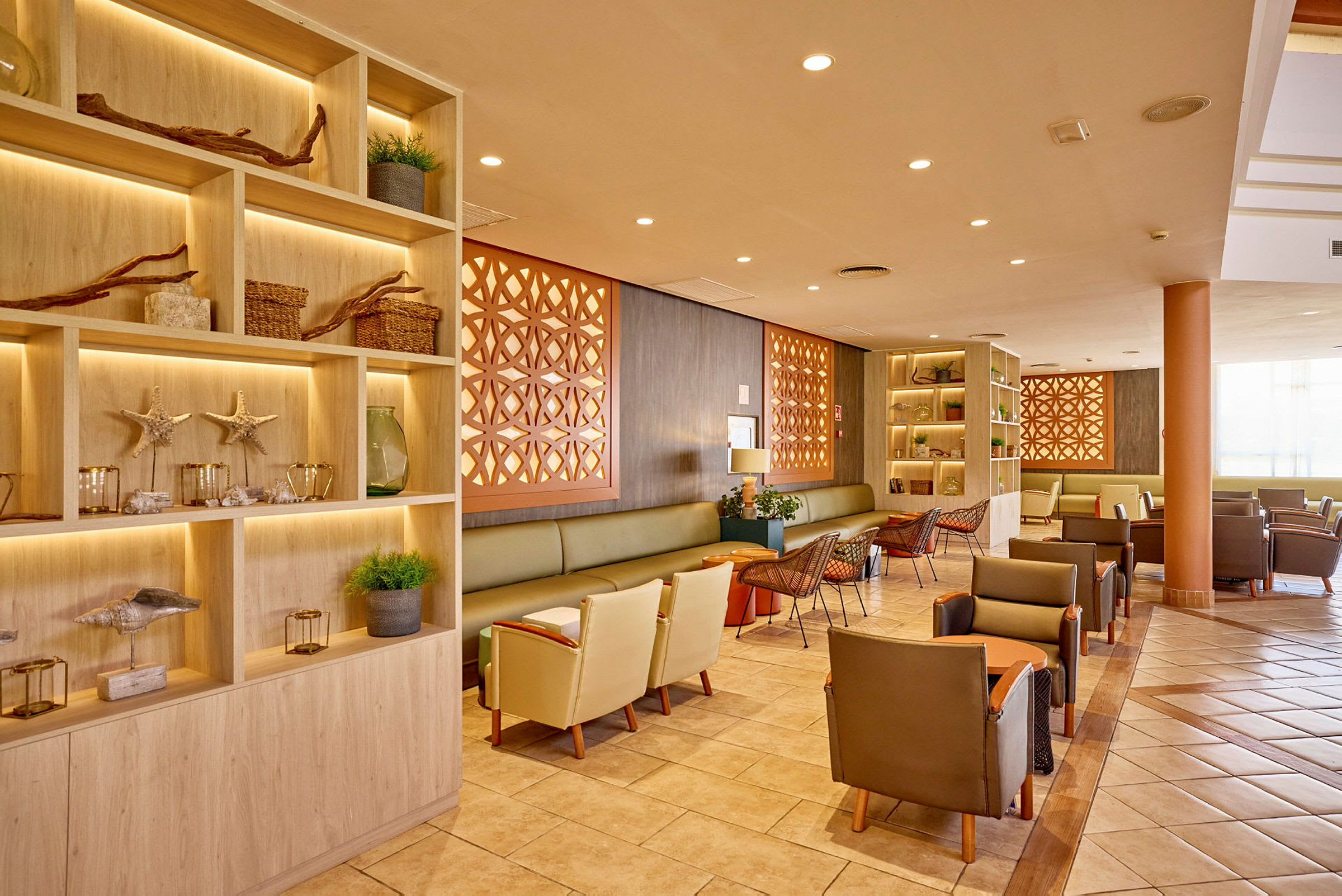 En modern lounge med soffor, stolar och hyllor med dekorativa element. (AI-genererad text)