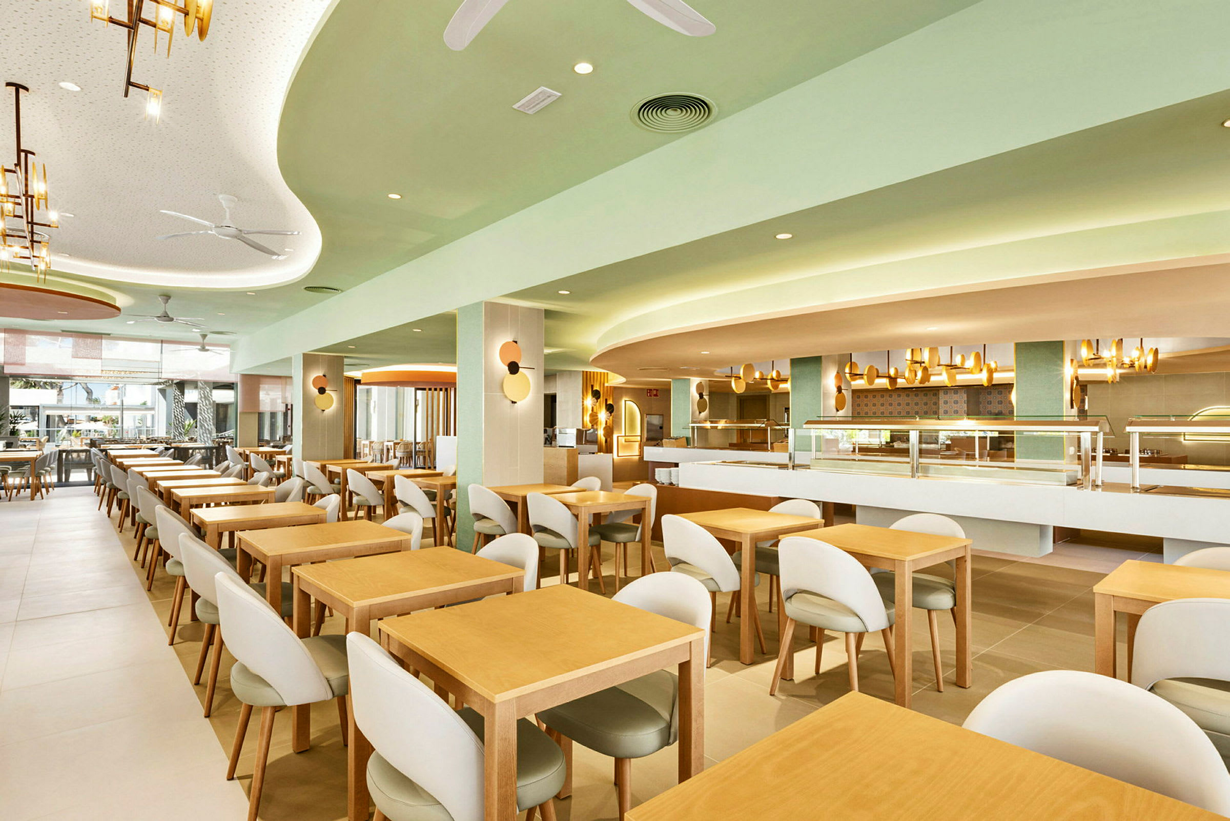 En modern restaurang med träbord och stolar i ljus inredning. (AI-genererad text)