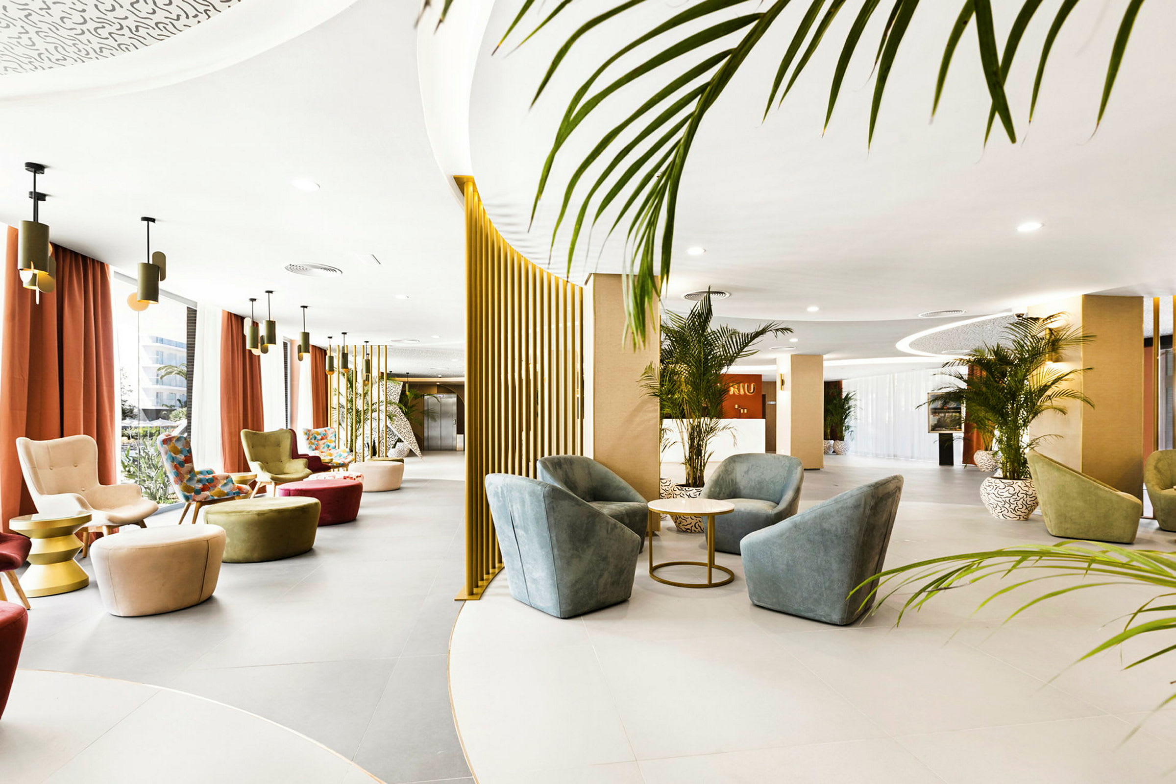En öppen hotellobby med moderna möbler, växter och designlampor. (AI-genererad text)