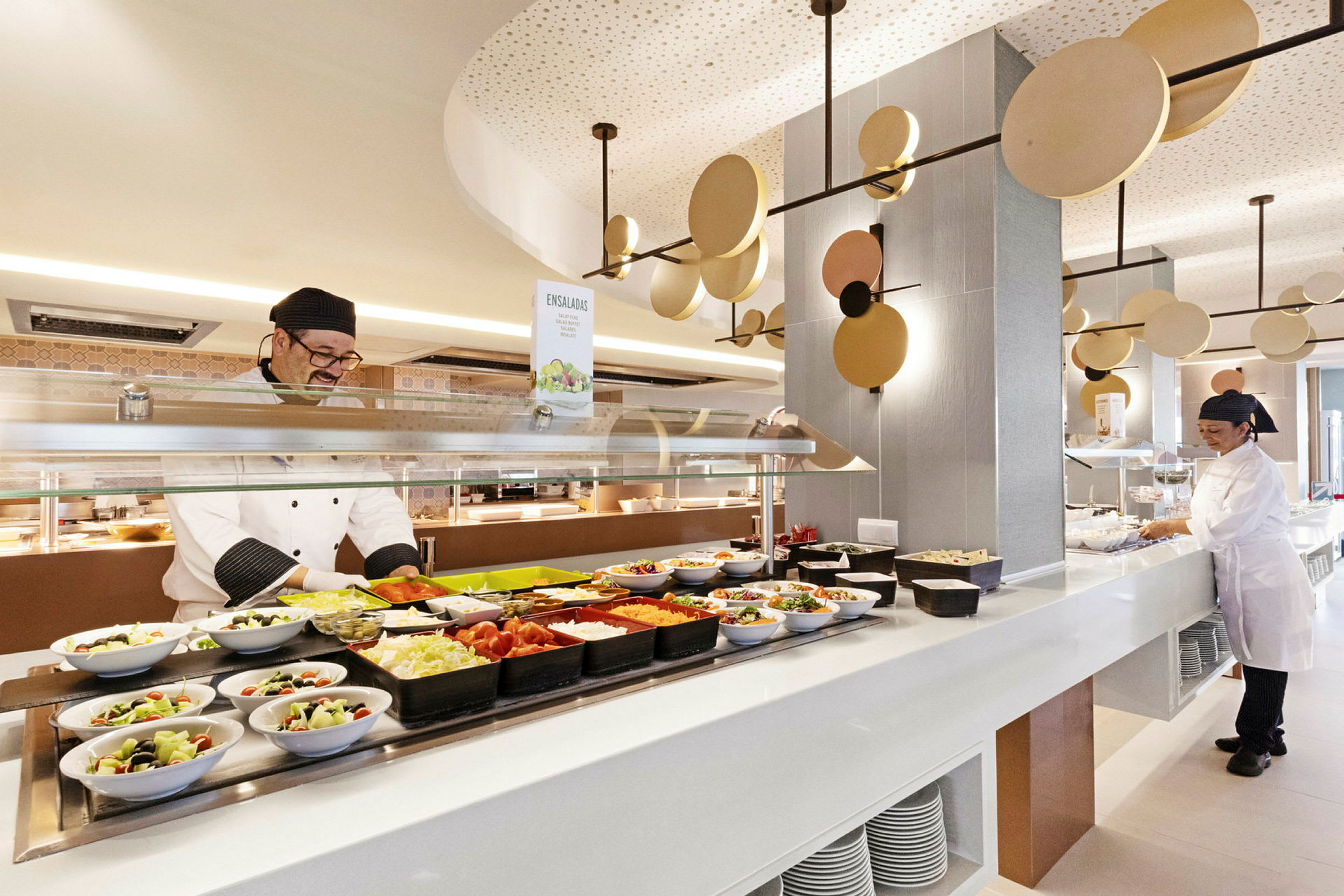 Buffé med sallader och toppings, serveras på en ljus och modern restaurang. (AI-genererad text)