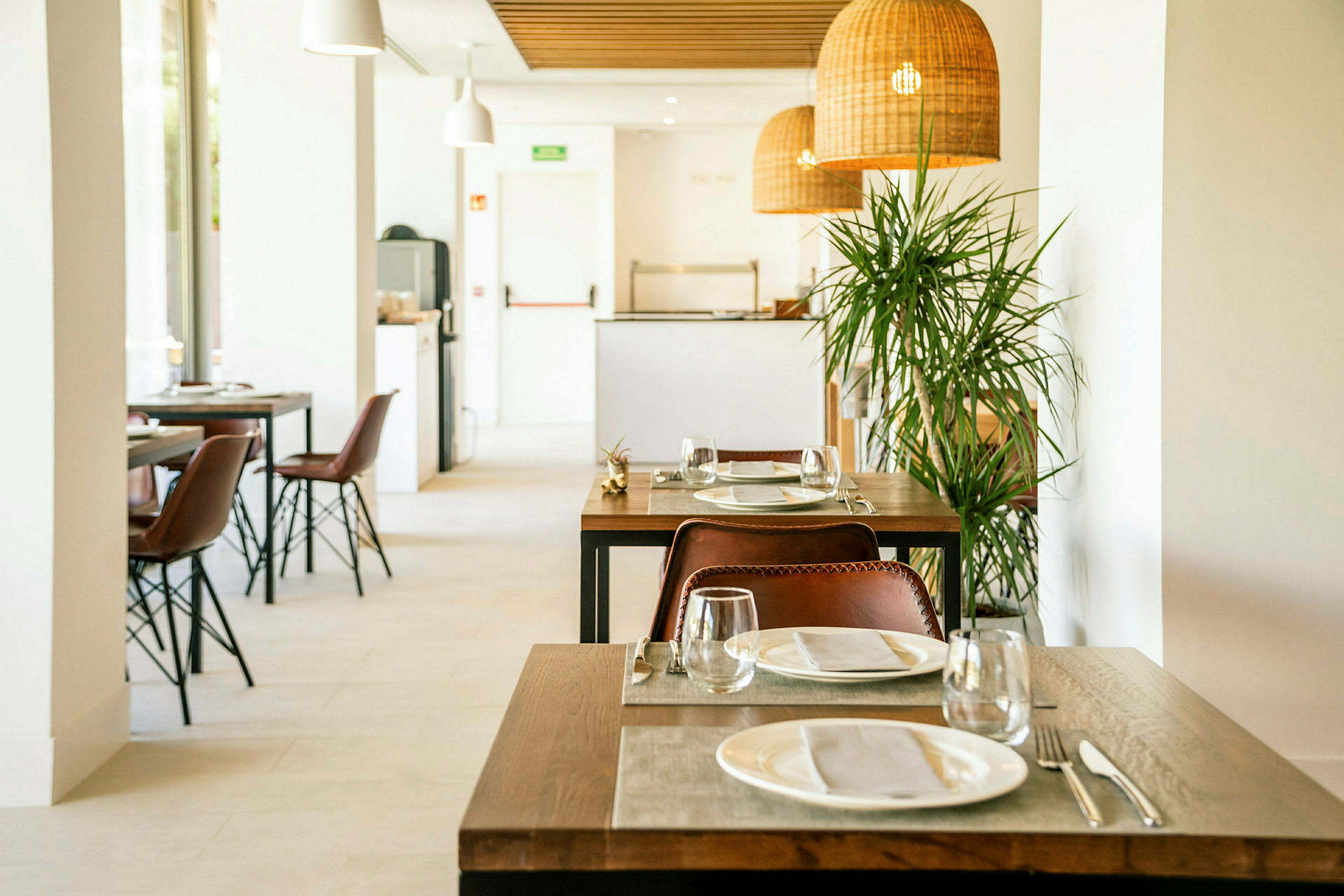 Restaurang med dukade bord och stolar. (AI-genererad text)