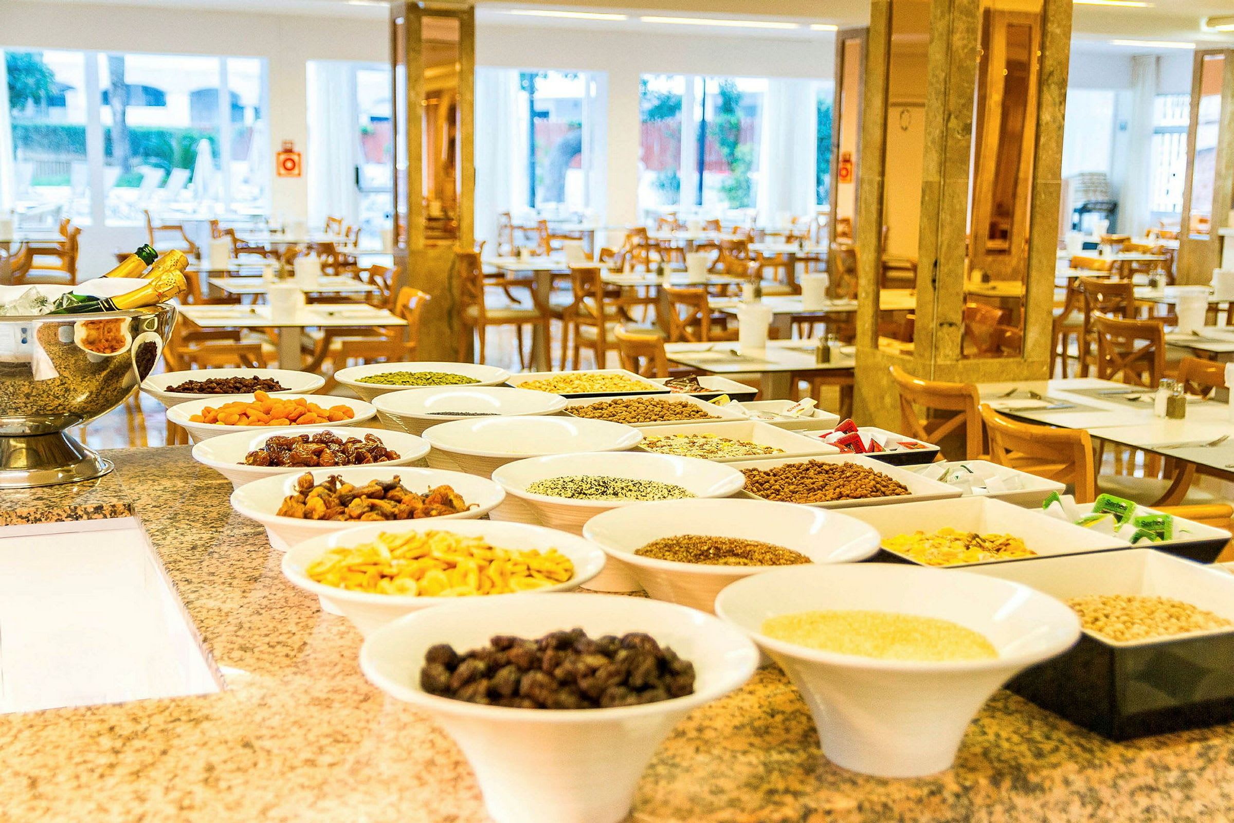 En buffé med olika skålar fyllda med mat och ingredienser i en restaurang. (AI-genererad text)