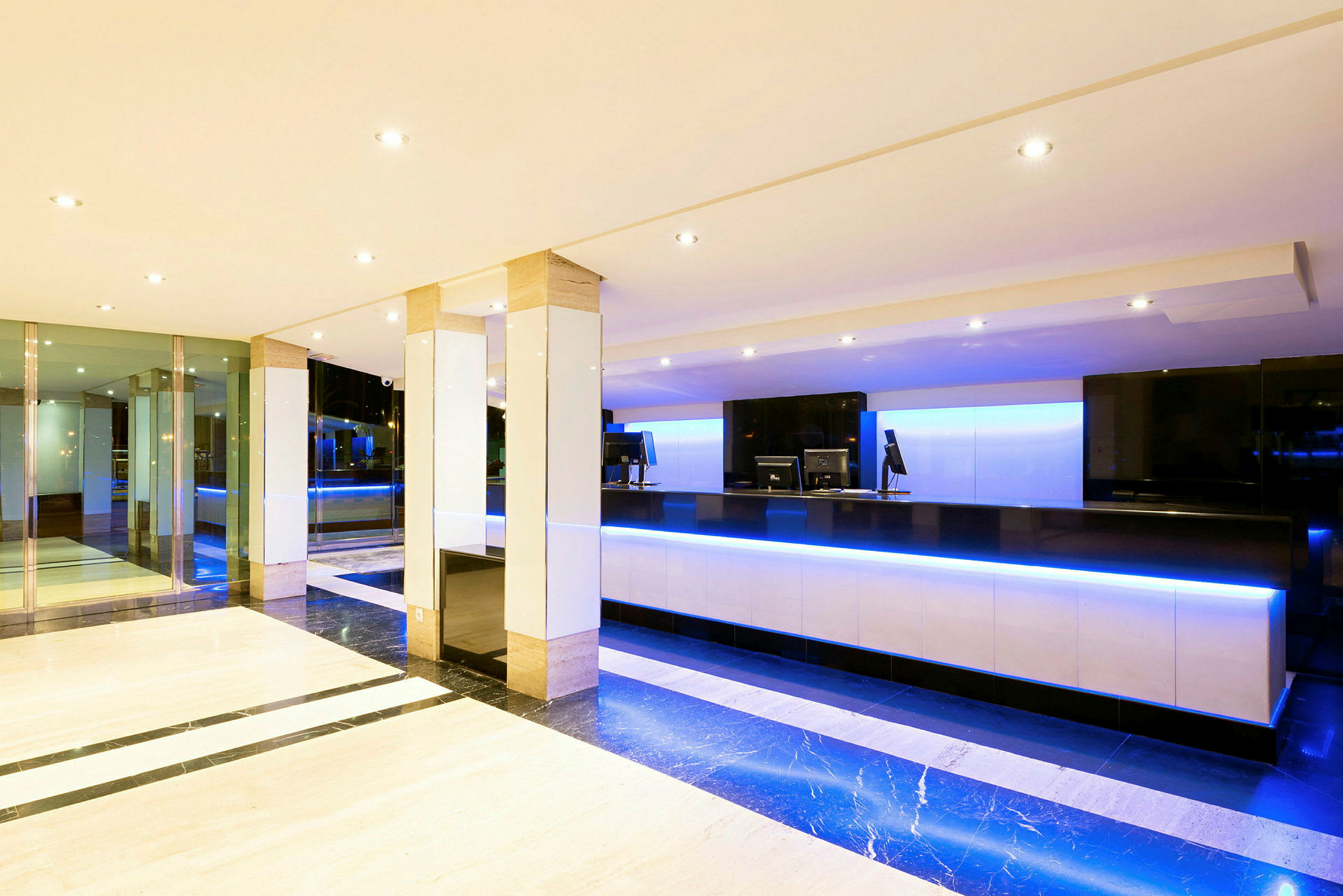 Bild av en elegant hotellreception med en modern belysning och en polerad marmorgolv. (AI-genererad text)