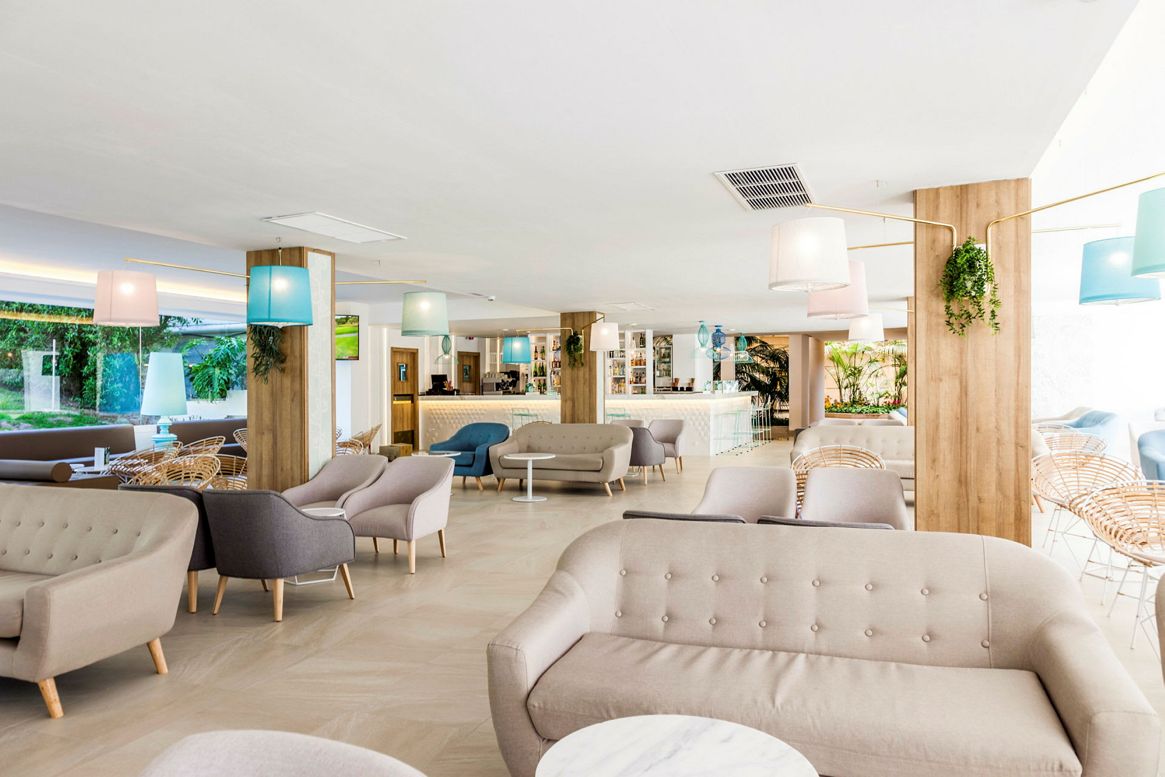 En modern lounge med soffor, stolar och en bar i bakgrunden. (AI-genererad text)