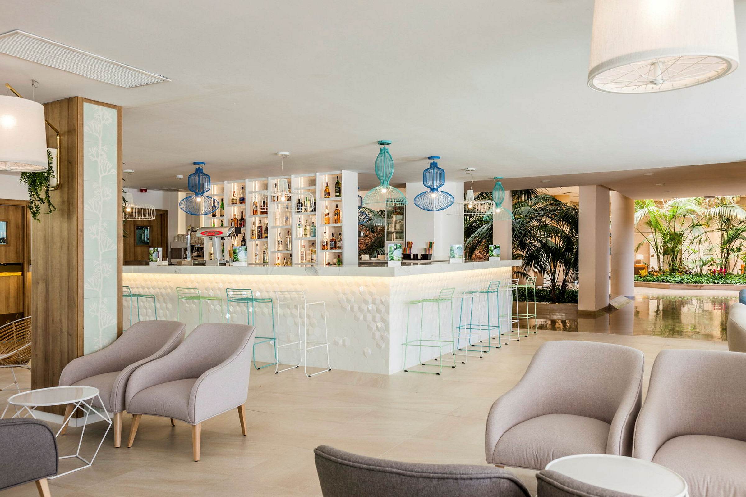 En stilren hotellbar med bekväma fåtöljer och en modern bardisk. (AI-genererad text)