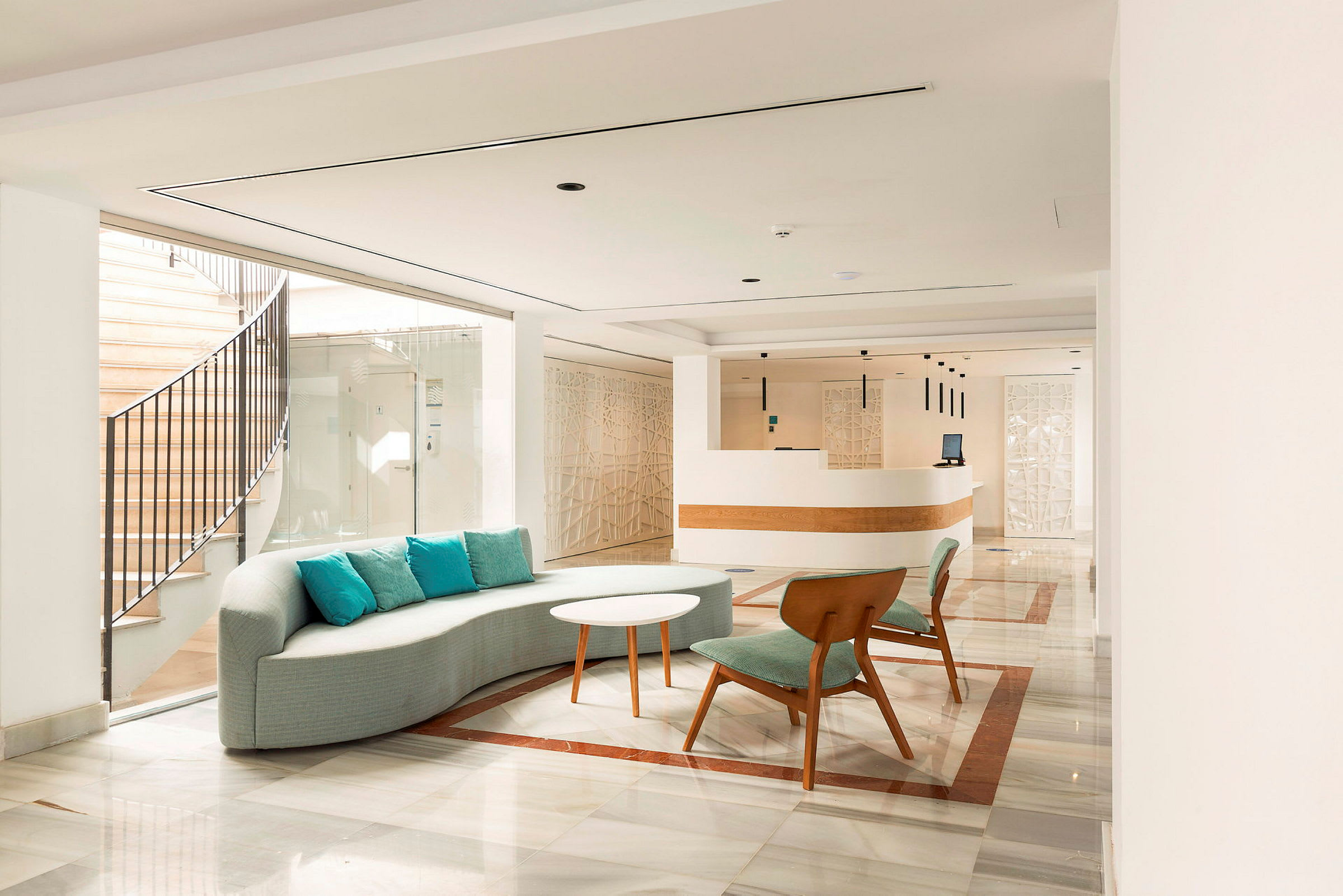 Ljus hotellobby med modern inredning, sittmöbler och reception. (AI-genererad text)