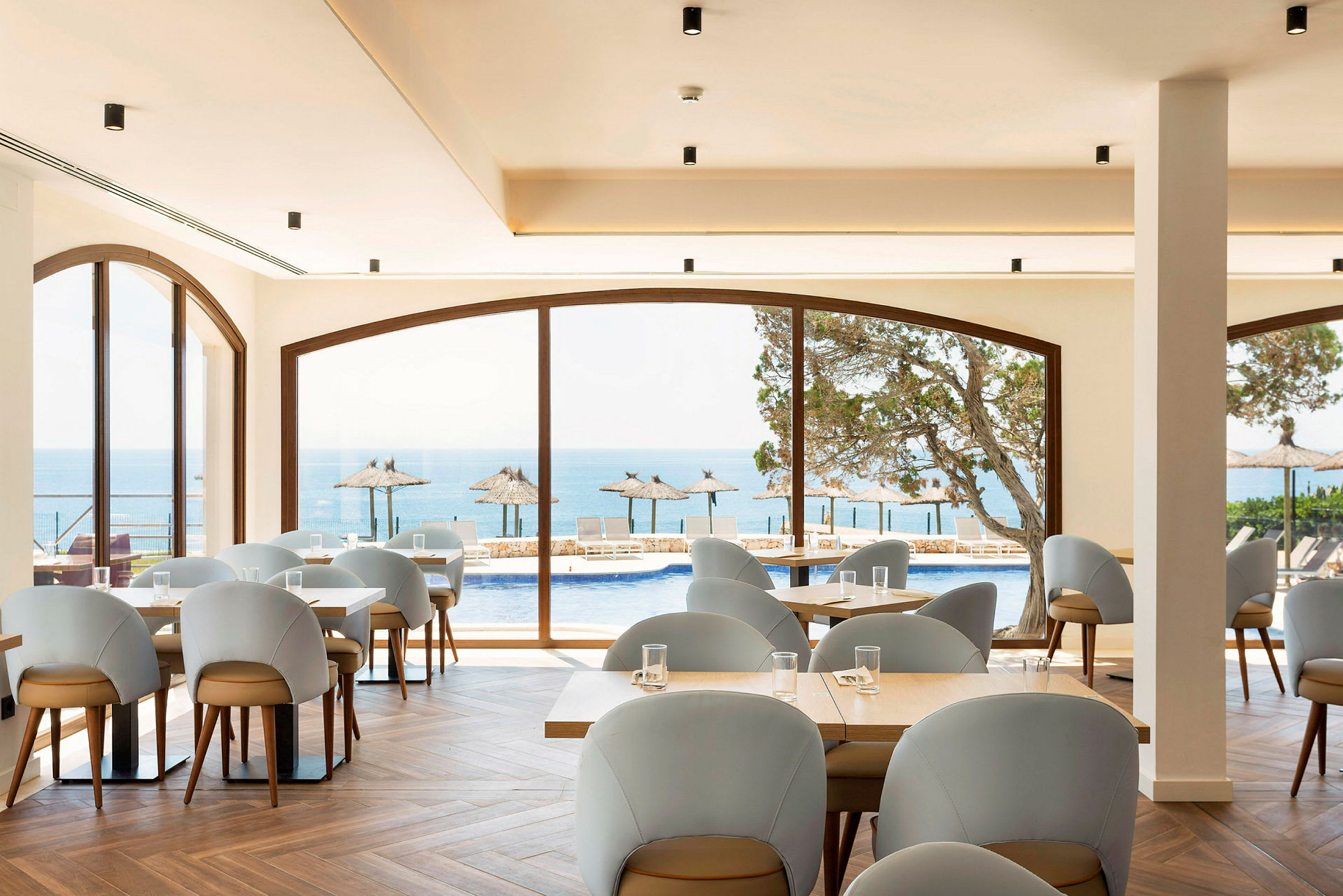 Modern restaurang med panoramautsikt över havet. (AI-genererad text)