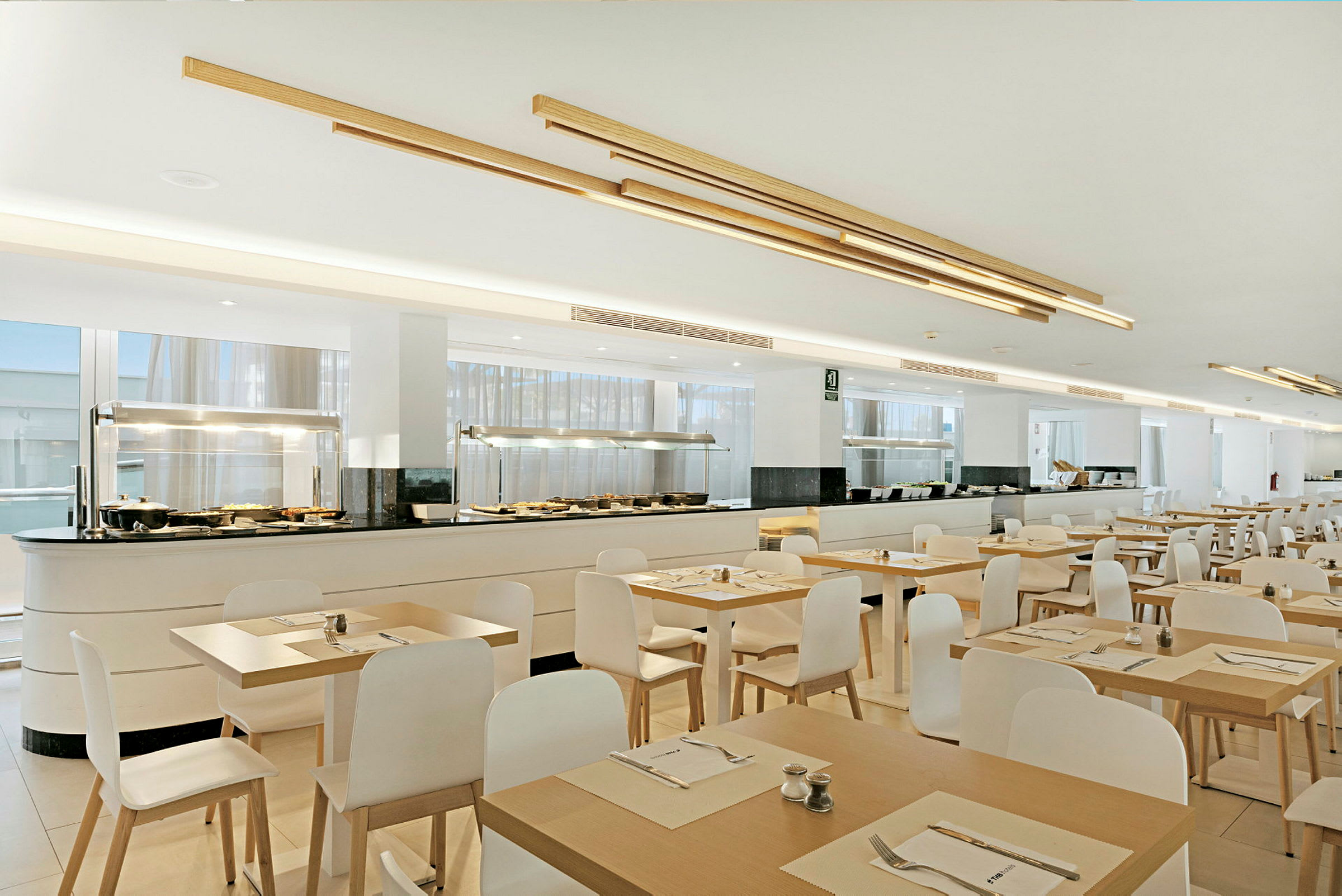 En rymlig restaurang med dukade bord och buffé. (AI-genererad text)