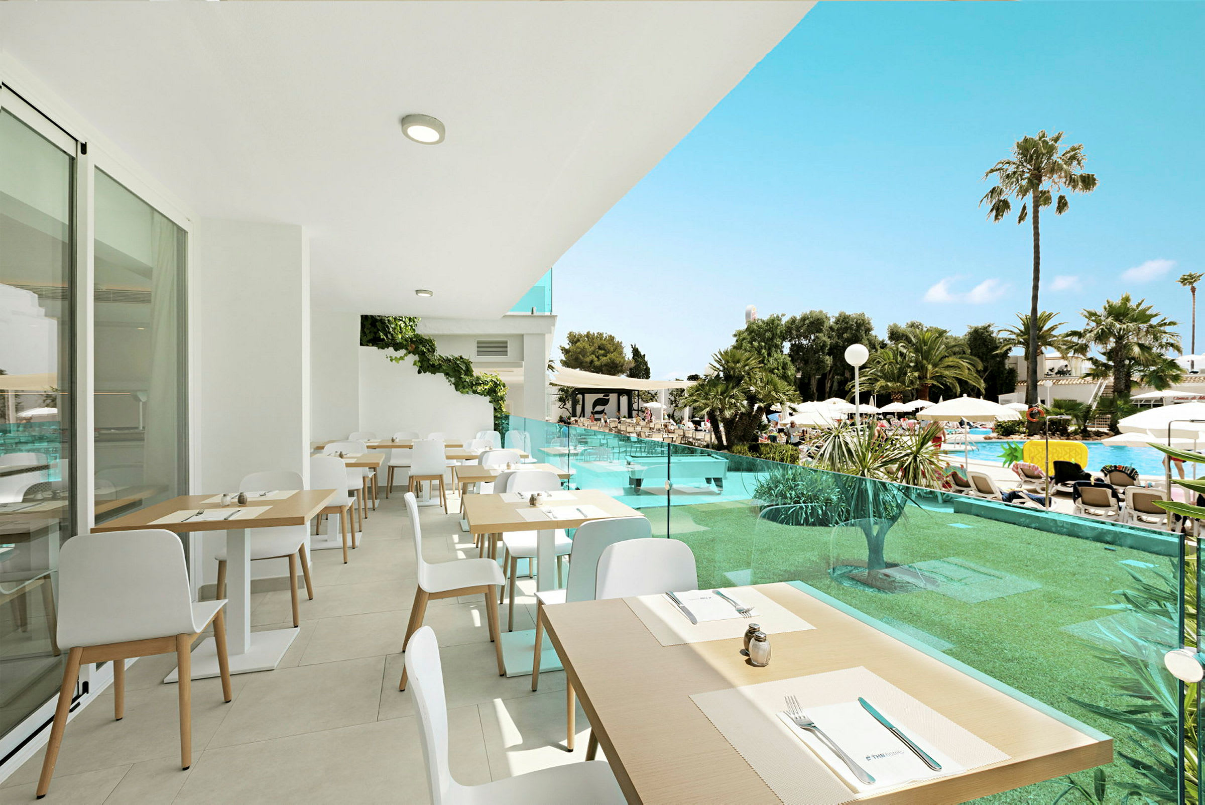 Uteservering med bord och stolar vid en pool med solstolar och palmer. (AI-genererad text)