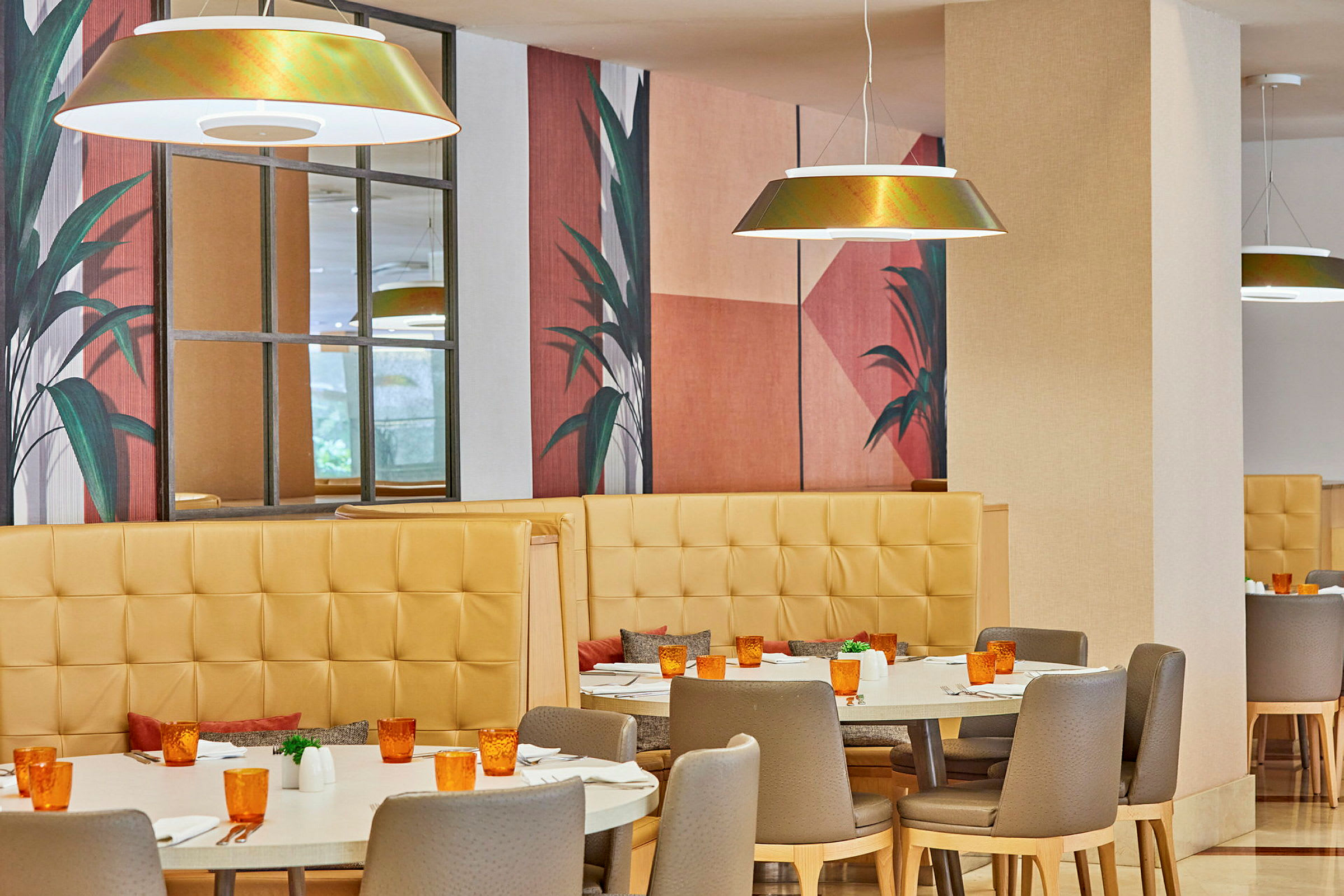 Restaurang med bord, stolar och väggdekoration. (AI-genererad text)