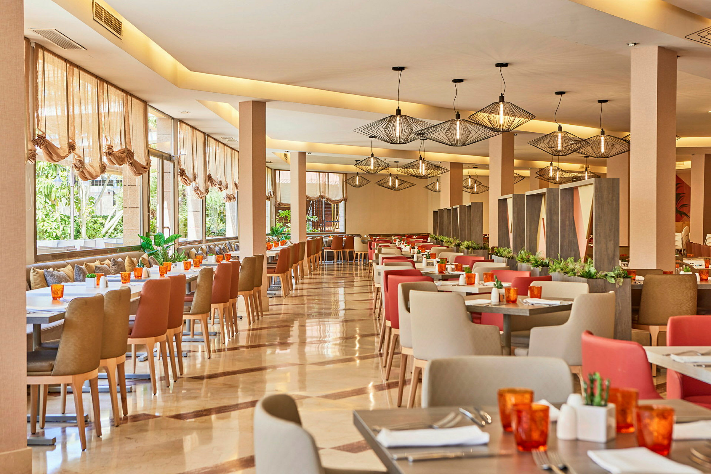 En restaurang med sittplatser, bord och dekorationer. (AI-genererad text)