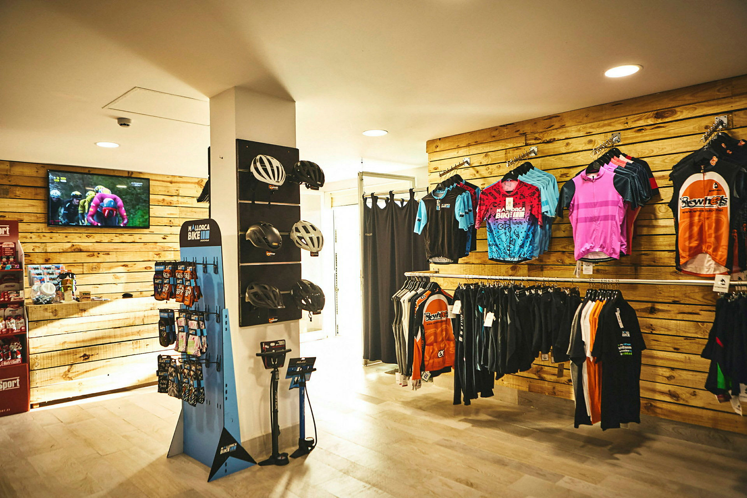 En butik för sportutrustning med cykelhjälmar och träningskläder. (AI-genererad text)
