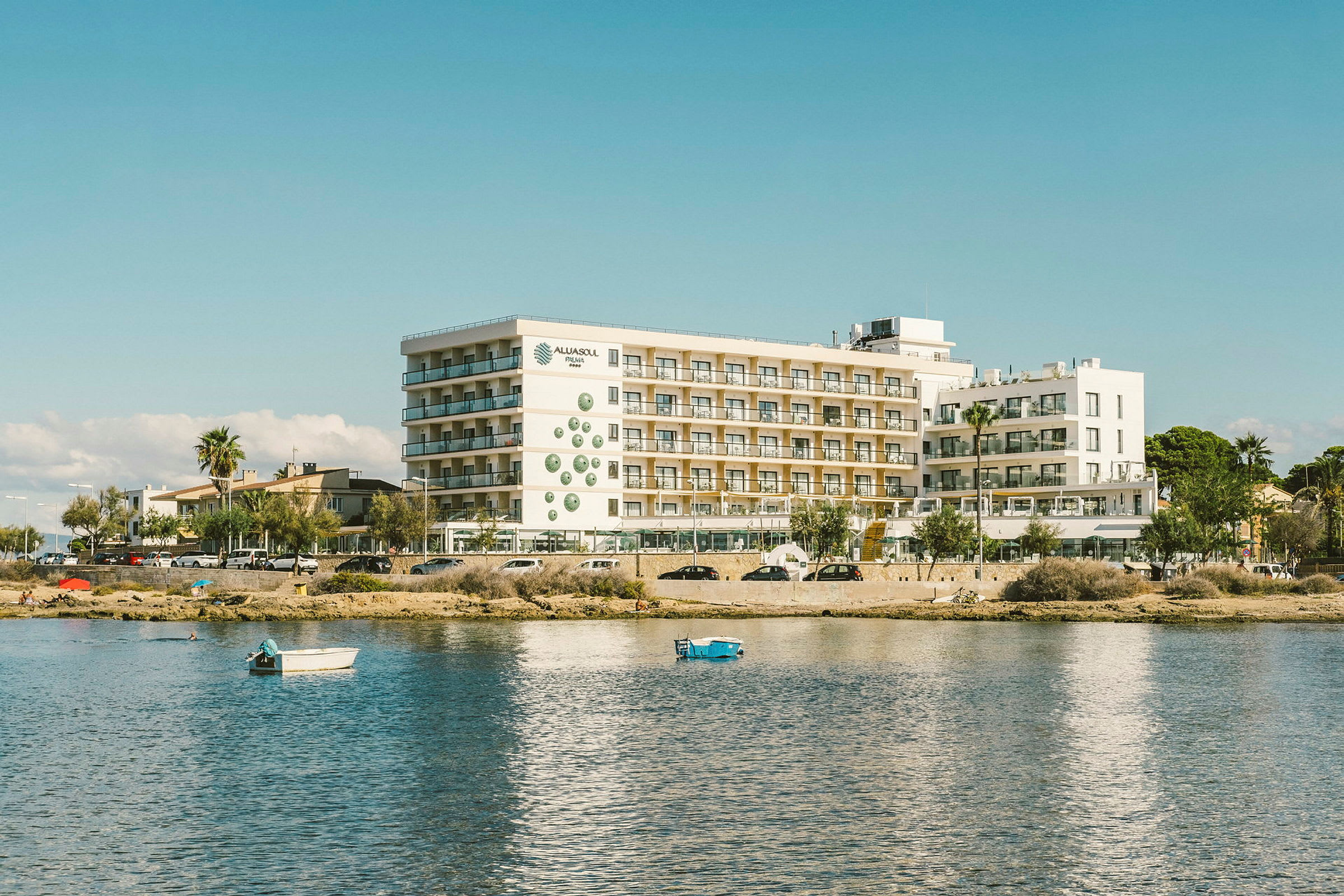 Vy över ett hotell vid vattnet. (AI-genererad text)
