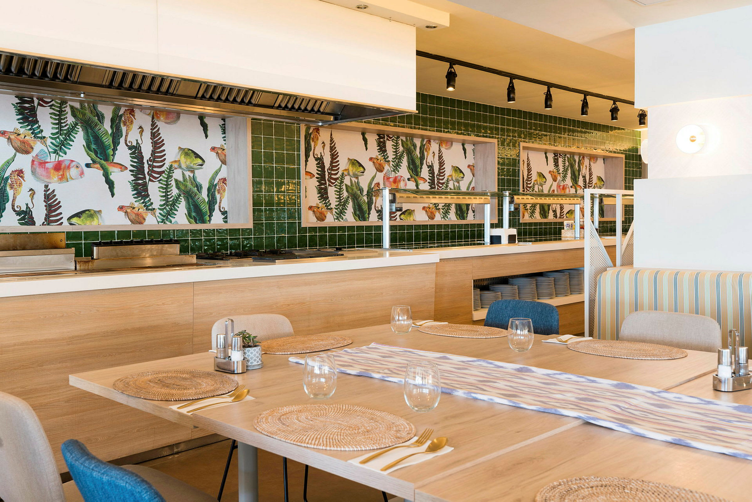 En restauranginteriör med uppdukade bord och konstverk på väggen bakom. (AI-genererad text)