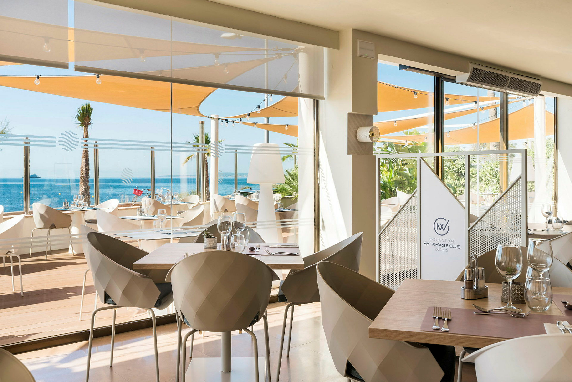 En modern restaurang med utsikt över havet. (AI-genererad text)