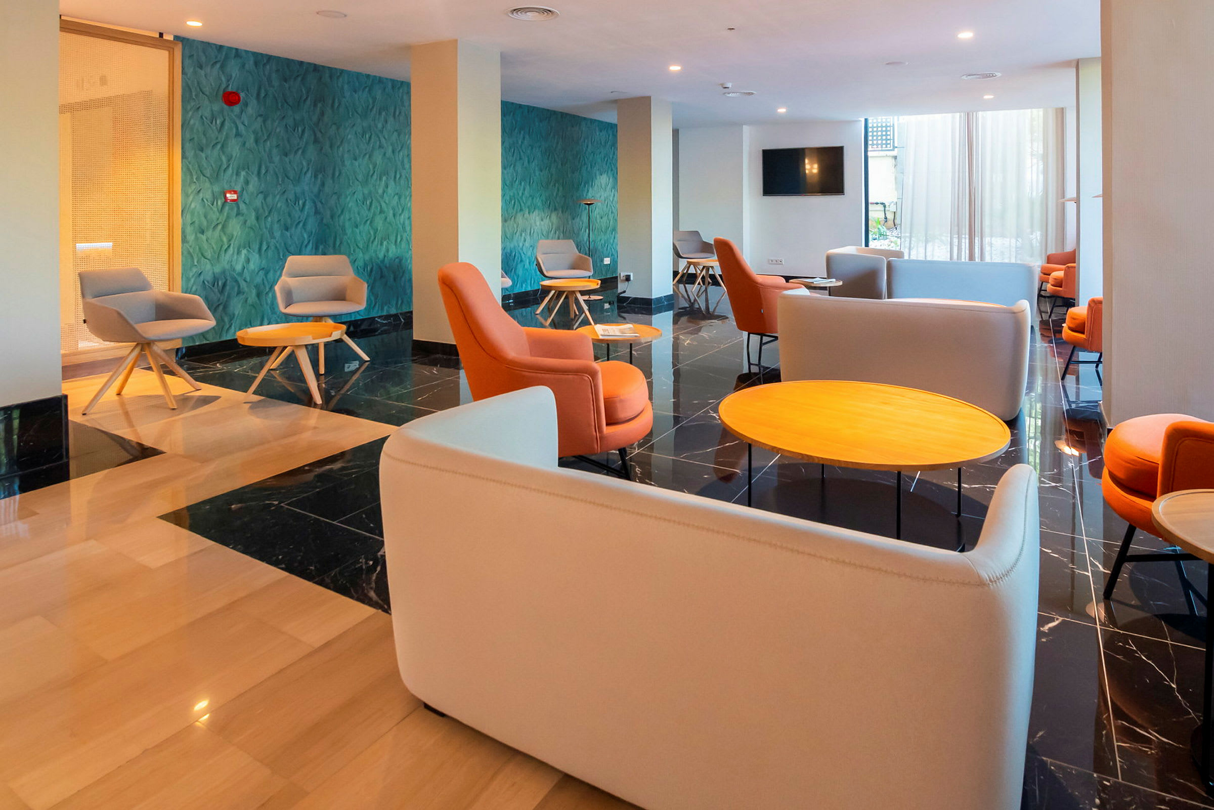 Hotellobby med moderna stolar och bord. (AI-genererad text)