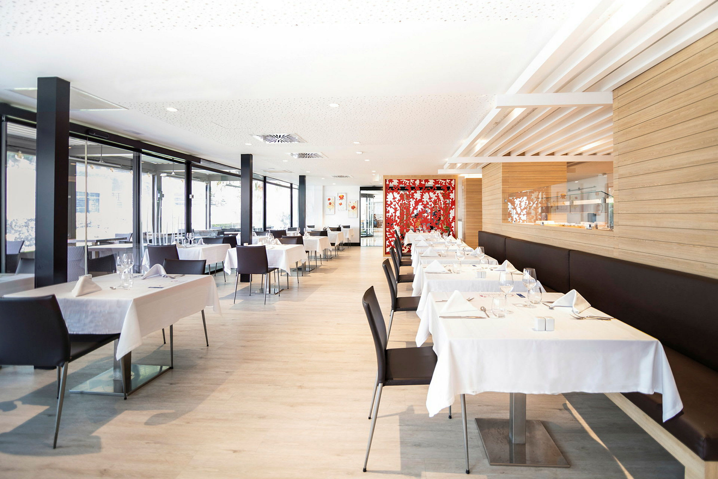 Bild av en ljus och modern restaurang med dukade bord och stolar. (AI-genererad text)
