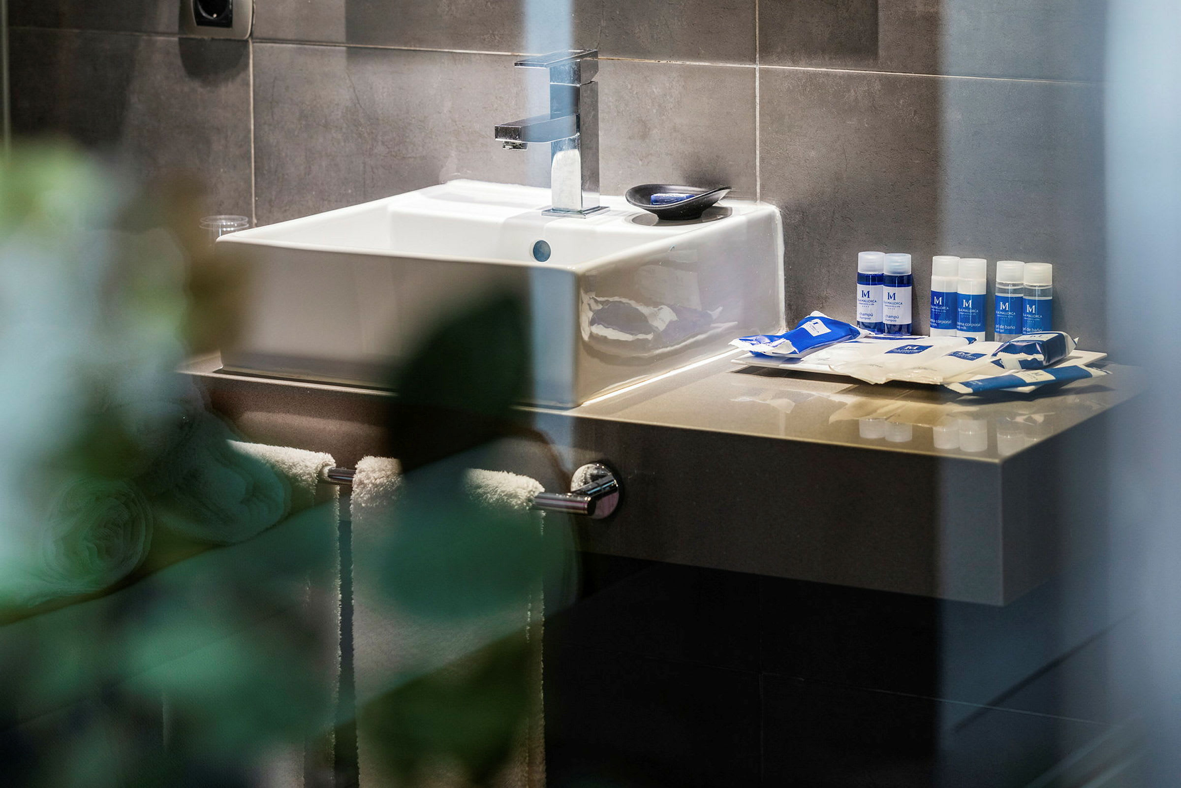 Handfat med hygienartiklar på en klinkerbeklädd toalett. (AI-genererad text)