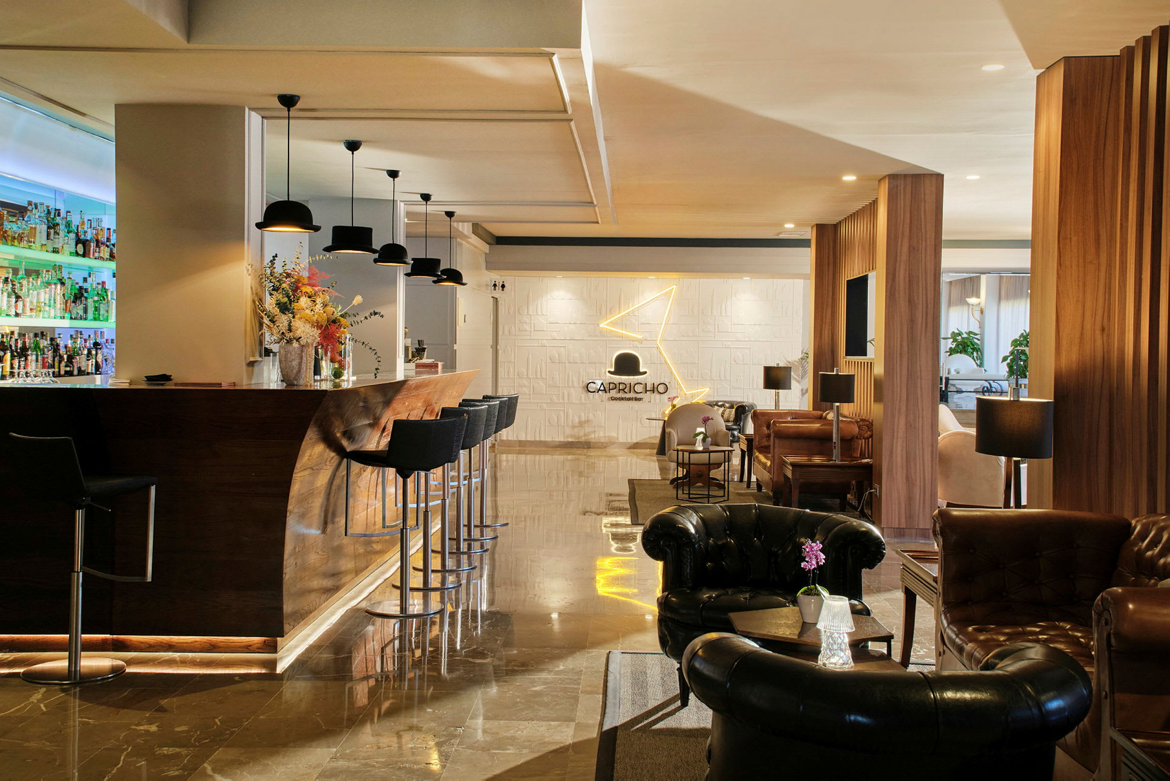 En elegant hotellbar med designmöbler och belysning. (AI-genererad text)
