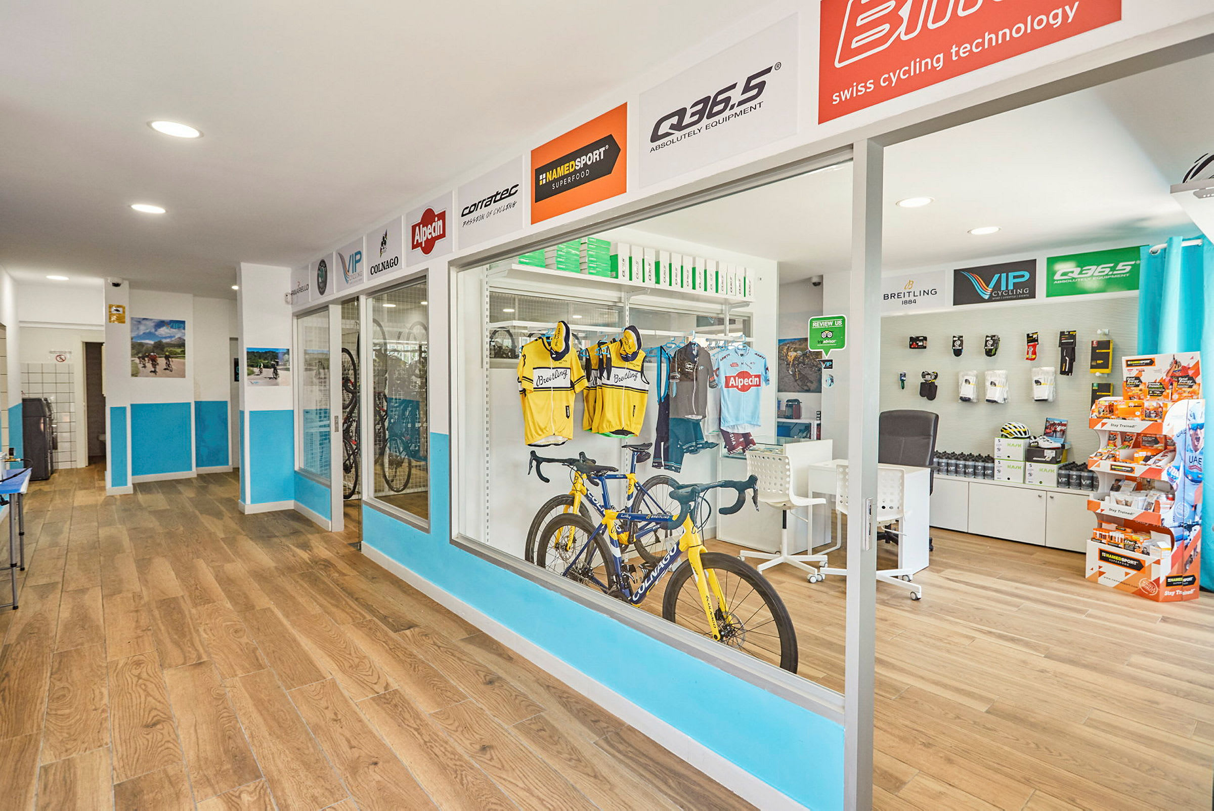 En butik som säljer cykeltillbehör med cyklar och cykelkläder utställda. (AI-genererad text)