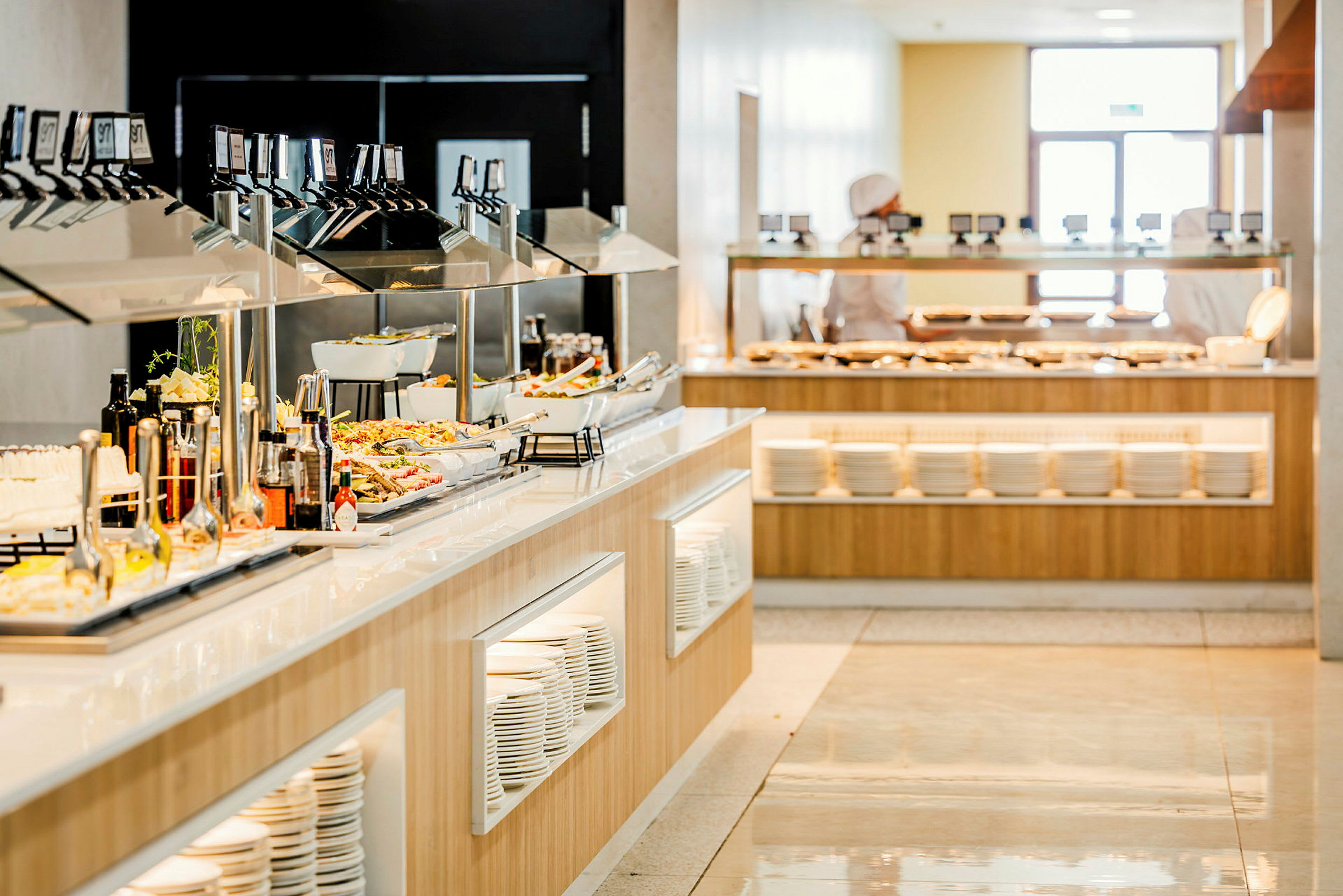 Bild av en modern bufférestaurang med olika maträtter och serveringsutrustning. (AI-genererad text)