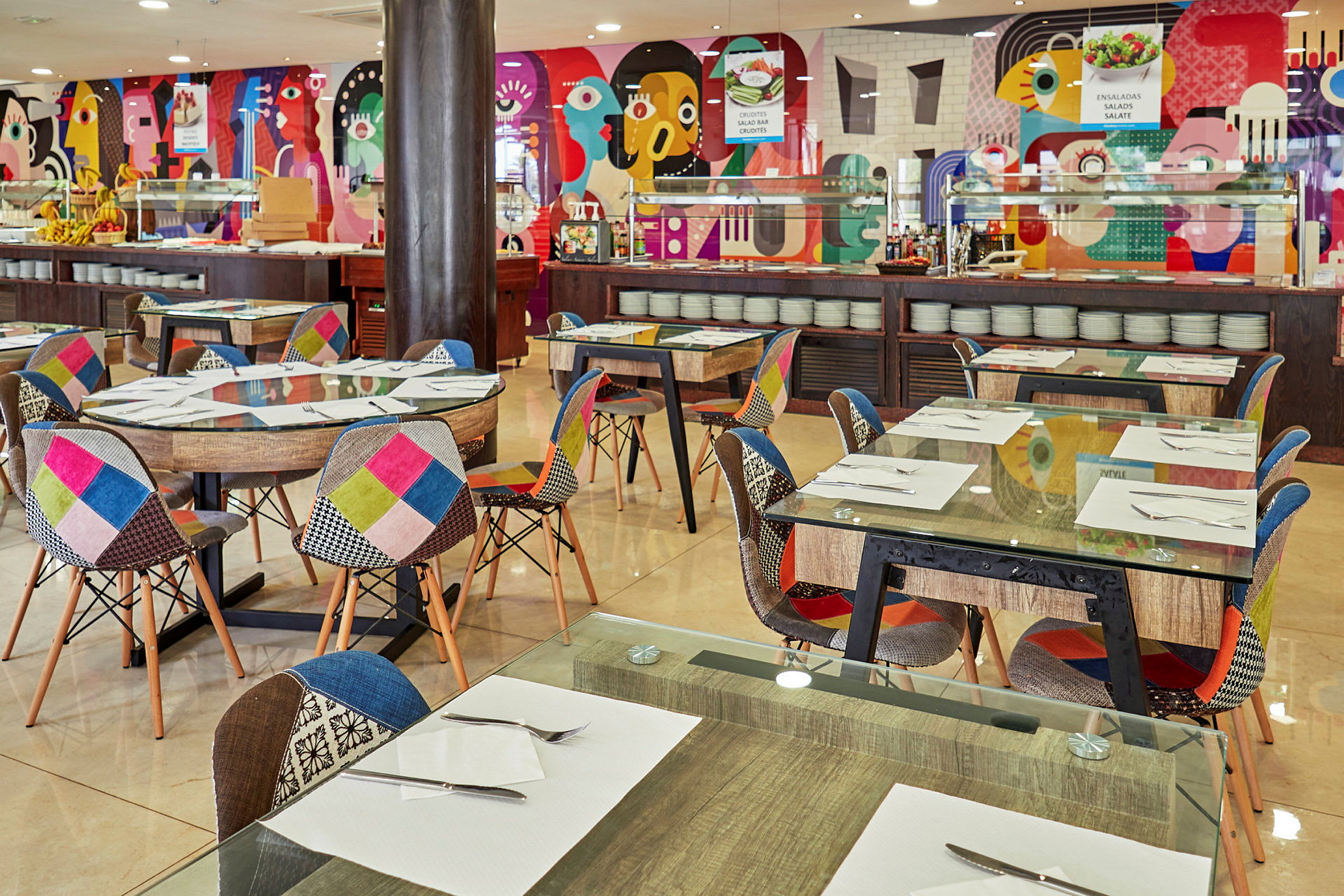 Inredning av en restaurang med färgglada stolar och dekorerade väggar. (AI-genererad text)