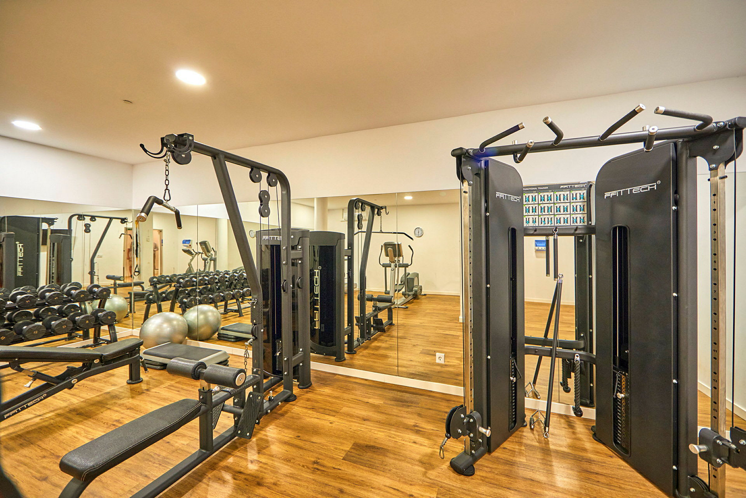 Gym med träningsutrustning och spegelbeklädd vägg. (AI-genererad text)