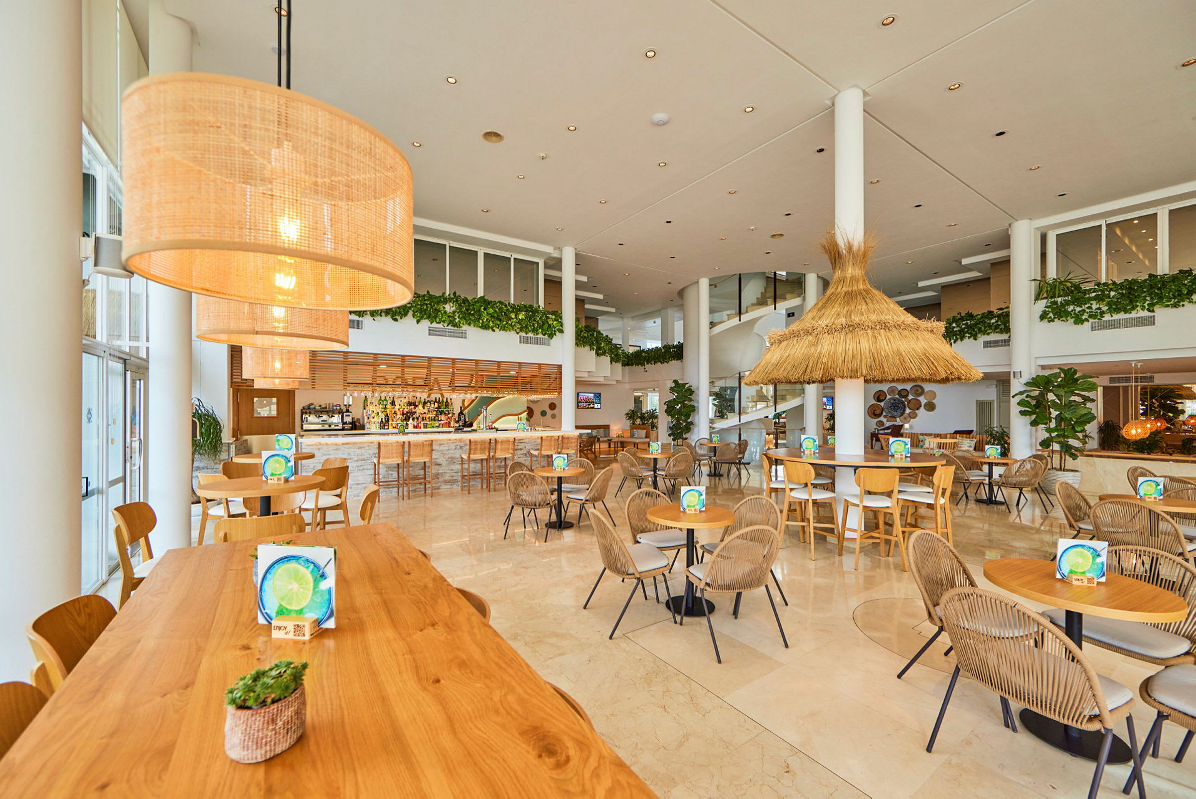 En modern och ljus cafeteria med bord och stolar arrangerade i ett rymligt område. (AI-genererad text)