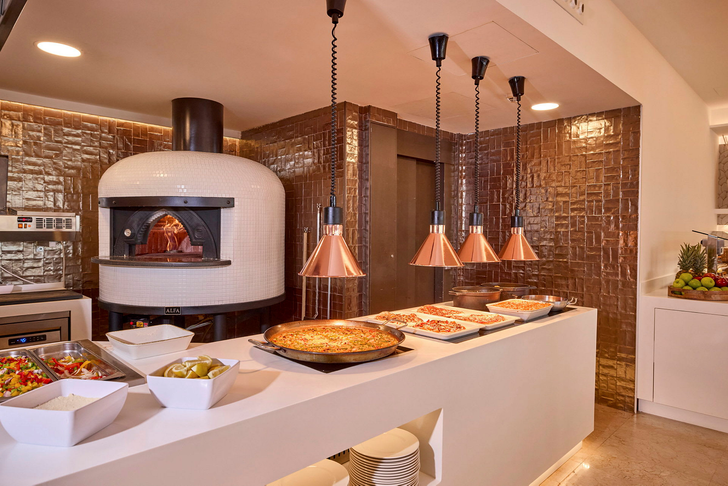 Bild som visar en pizzaugnen med en serveringsstation dekorera med mat och tillbehör i en restaurangmiljö. (AI-genererad text)