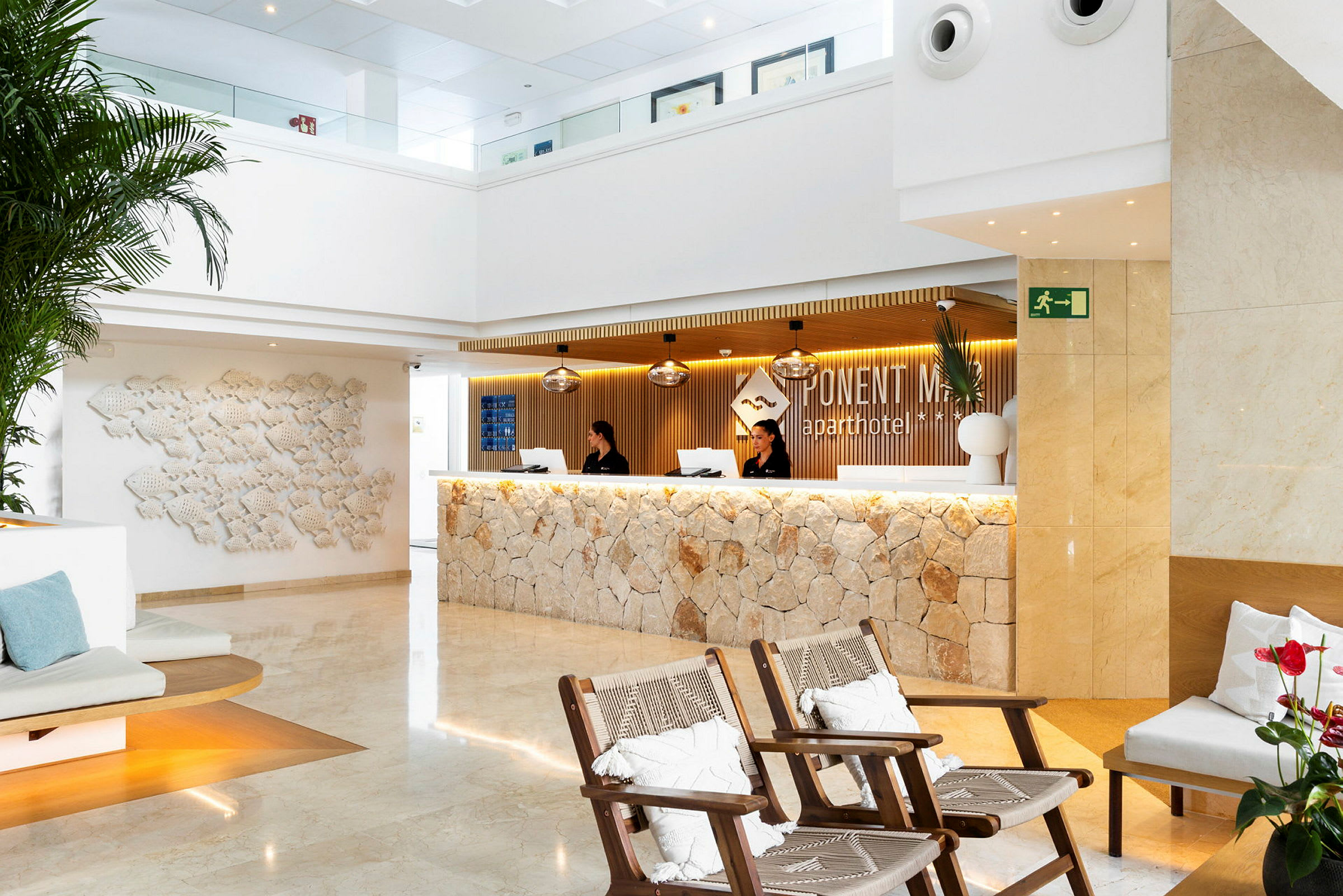 Receptionen på ett modernt lägenhetshotell med elegant inredning och stenbeklädd disk. (AI-genererad text)