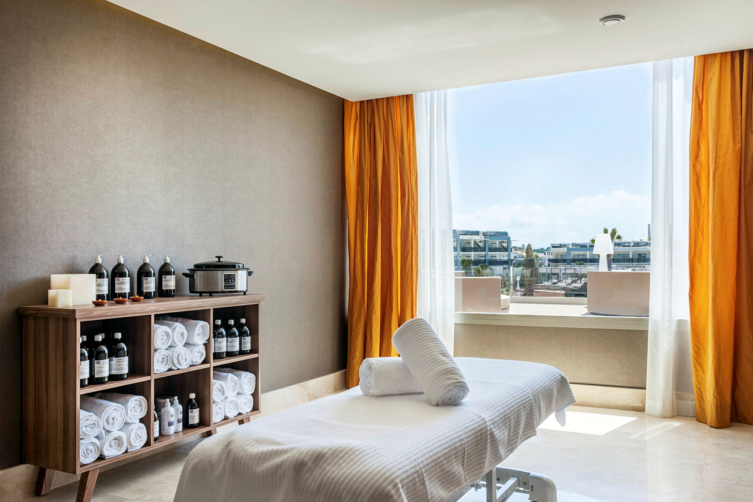Massagerum med massagebänk och förvaringsmöbel. (AI-genererad text)