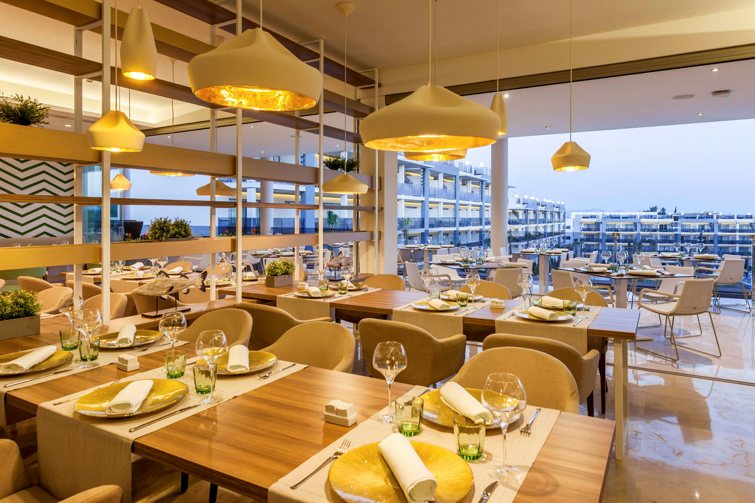 Bild av en modern restaurang med dukade bord och stora fönster som visar utsikten utomhus. (AI-genererad text)