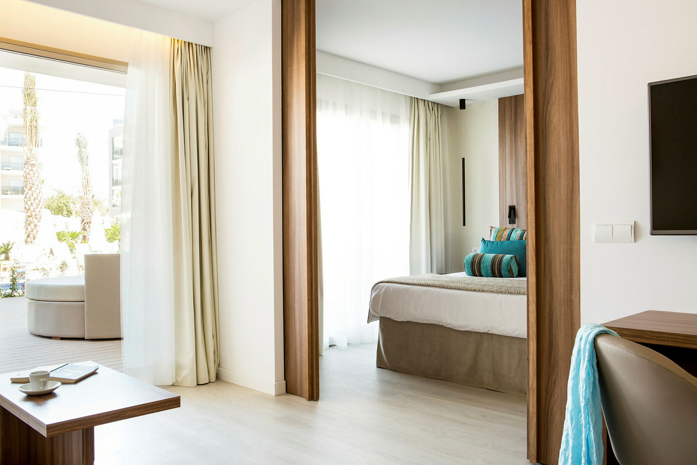 Modernt hotellrum med ljus inredning, mycket dagsljus och en bekväm säng. (AI-genererad text)