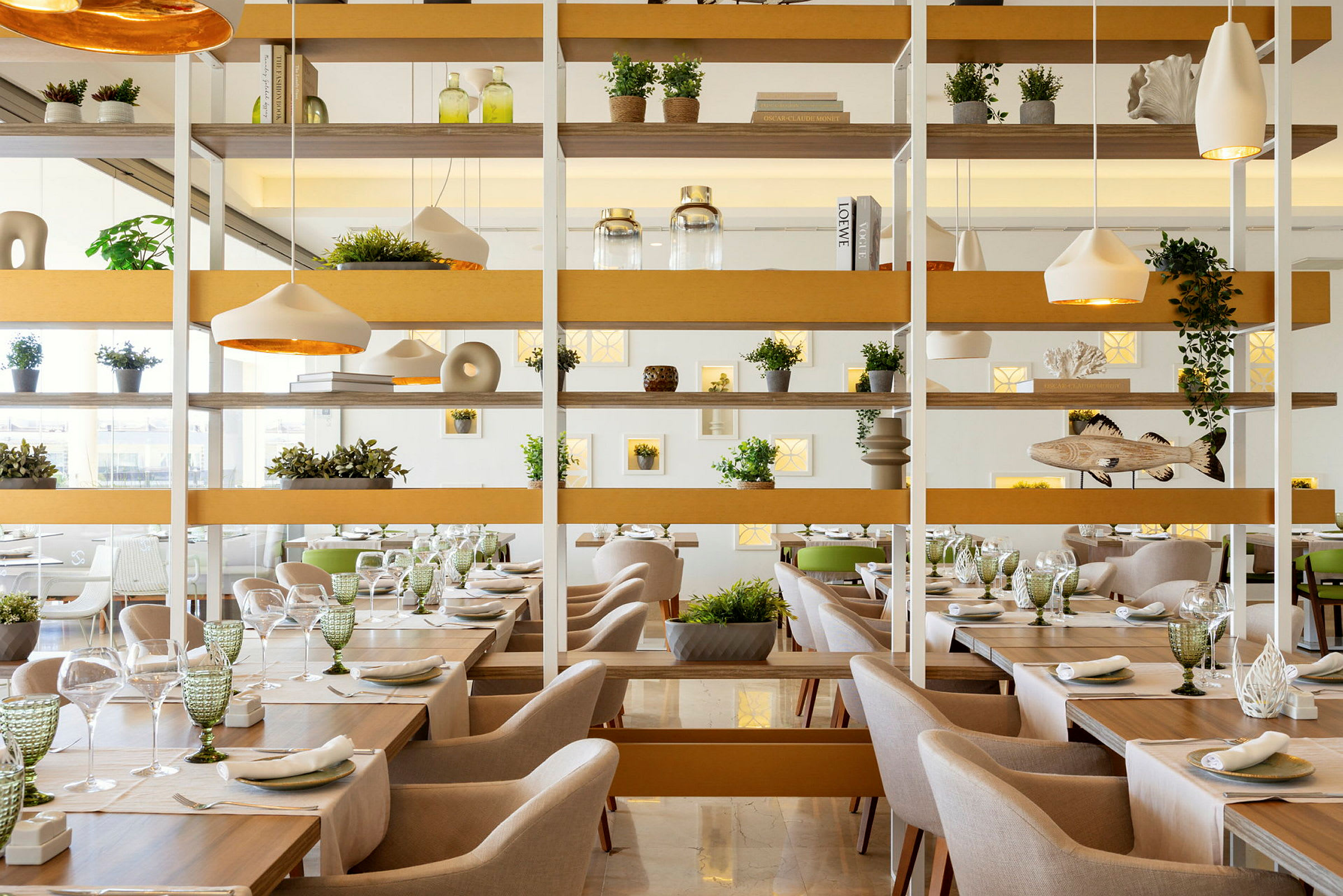 En elegant restaurangmiljö med dukade bord, dekorativa hyllor och moderna detaljer. (AI-genererad text)