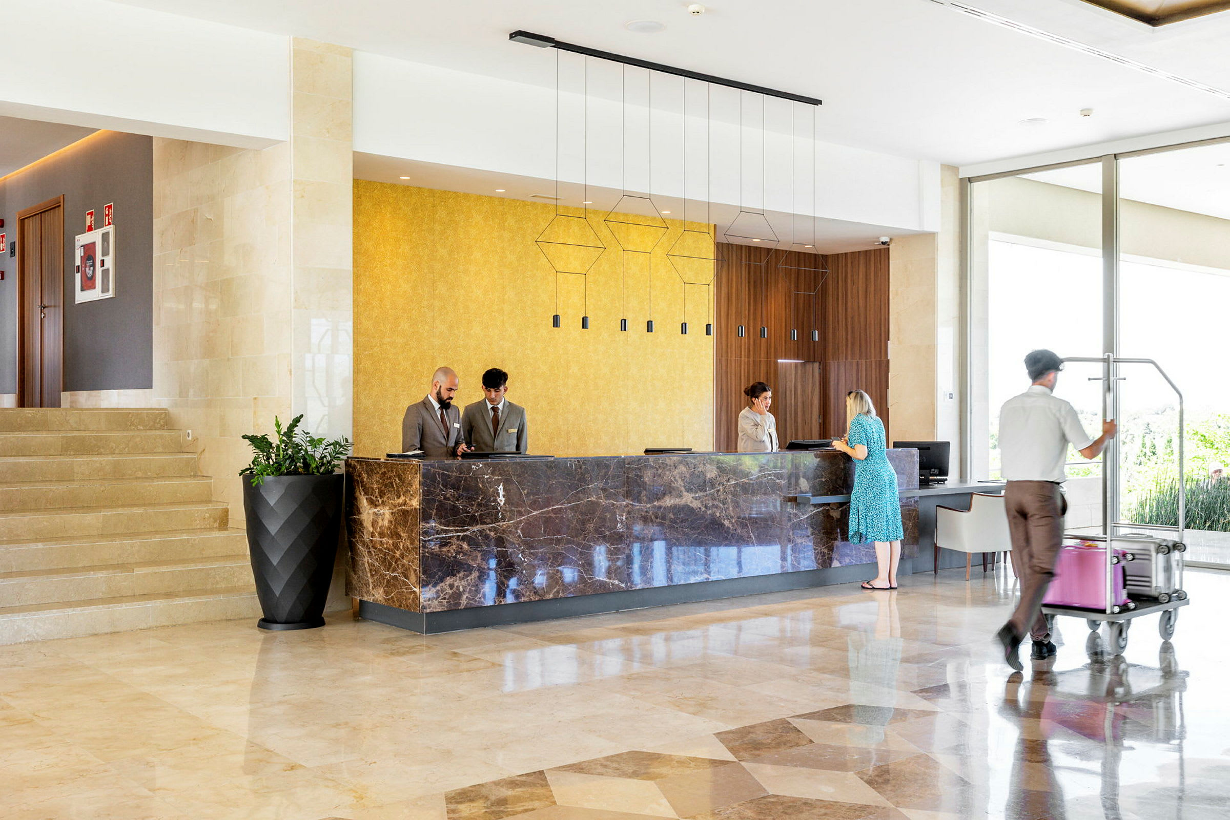 Receptionen på ett hotell med personal som hjälper gäster. (AI-genererad text)