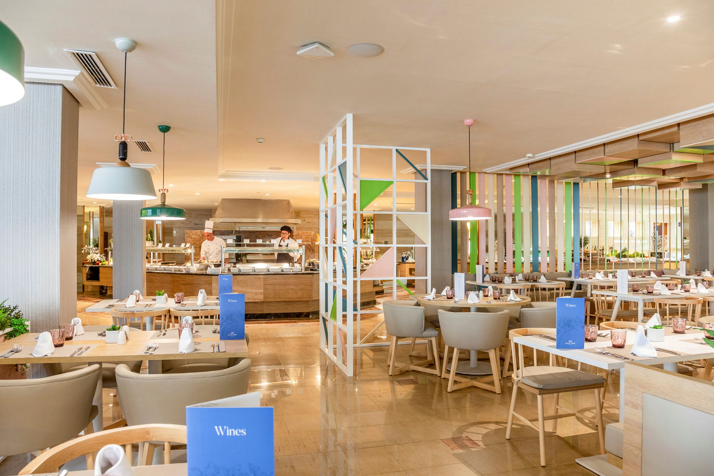 En restaurang med moderna möbler och en serveringsdisk i bakgrunden. (AI-genererad text)