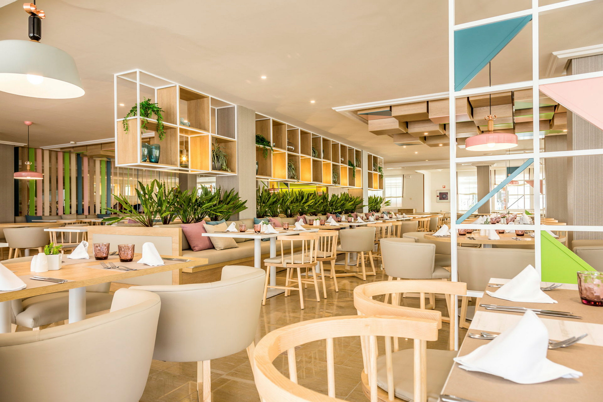 Interiör av en modern restaurang med bord, stolar och dekorativa element. (AI-genererad text)